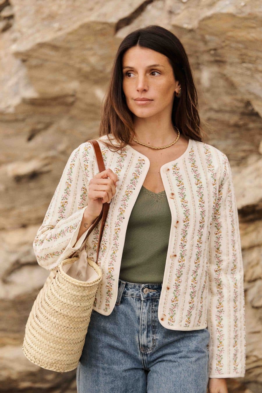 Veste matelassée Agata Sahoma beige et imprimé fleuri, manches longues, col rond, boutonnée