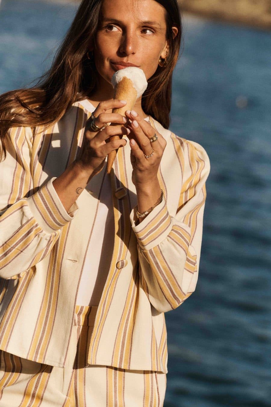 Veste Auralie rayé jaune, col rond, manches longues et boutons recouverts - Sahoma