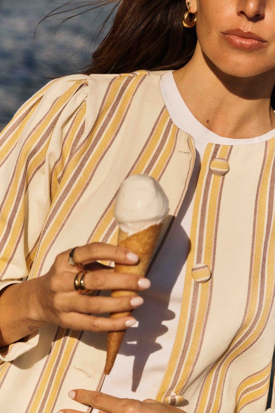 Veste Auralie rayé jaune, col rond, manches longues et boutons recouverts - Sahoma