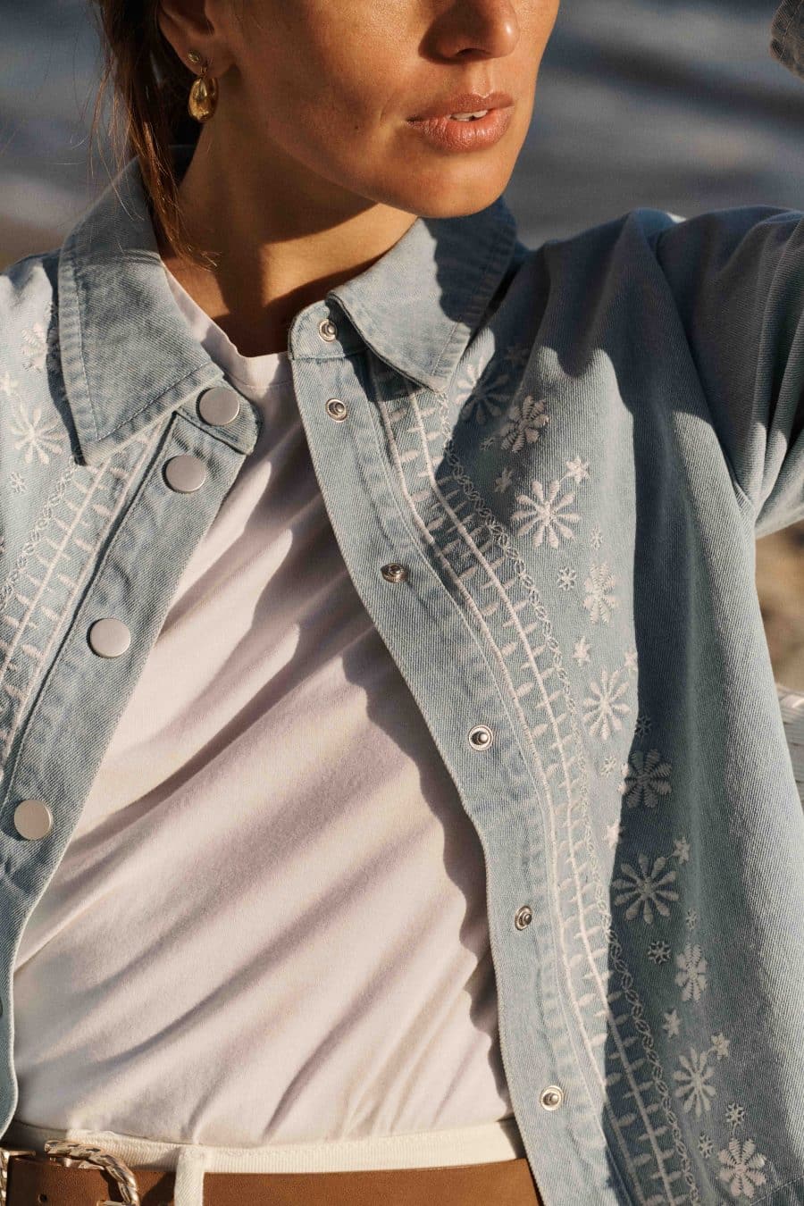 Veste en jean Clotilde bleu clair broderie florale blanche - col revers - Sahoma