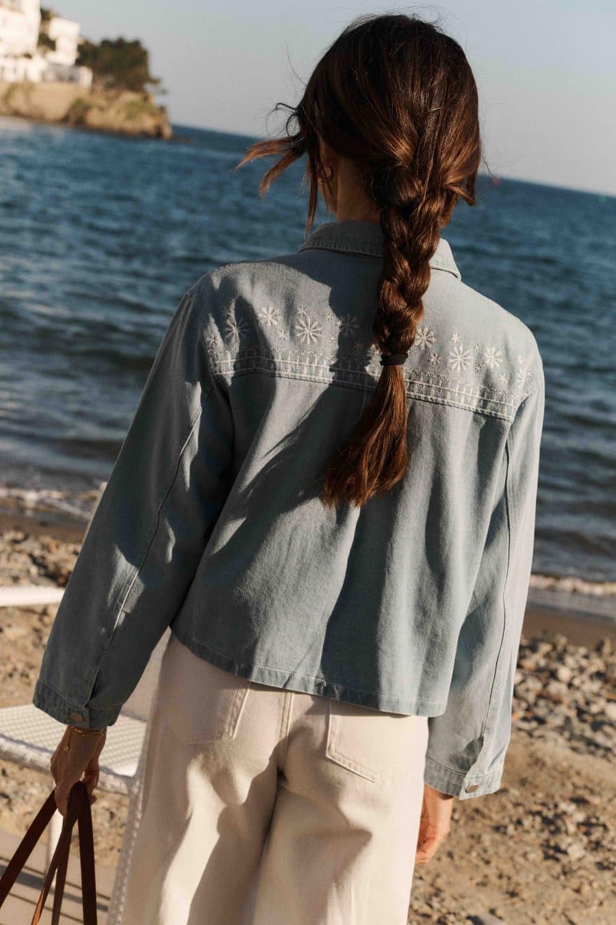Veste en jean Clotilde bleu clair broderie florale blanche - col revers - Sahoma