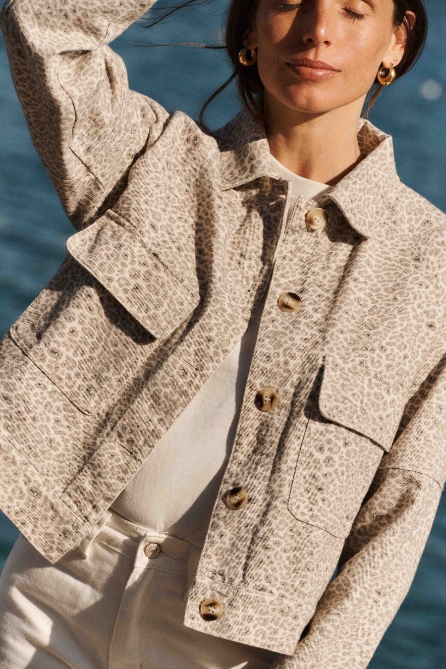 Veste en jean courte coupe ample col revers imprimé léopard beige - boutonnée - deux poches poitrine plaquées - Sahoma