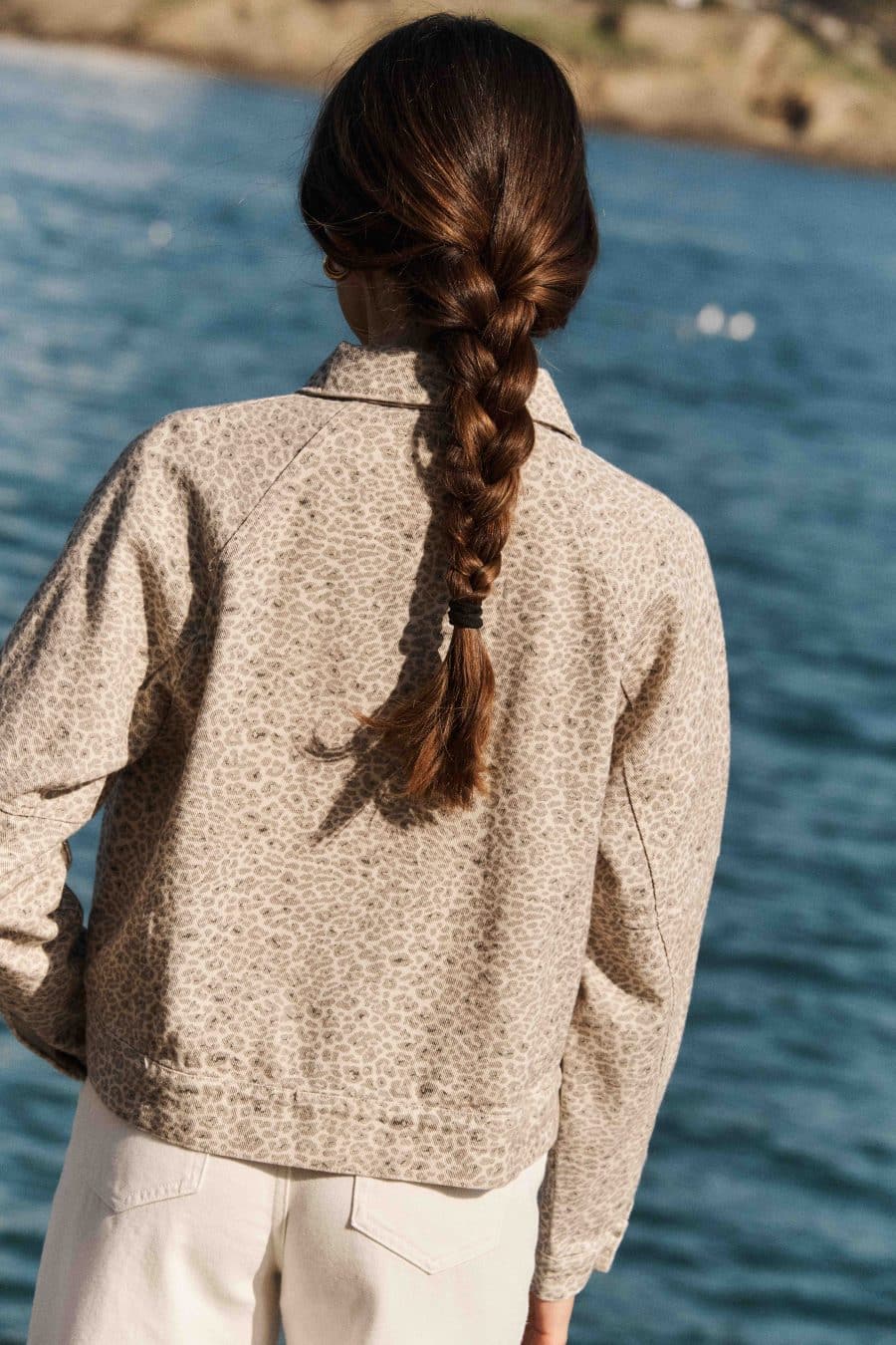 Veste en jean courte coupe ample col revers imprimé léopard beige - boutonnée - deux poches poitrine plaquées - Sahoma