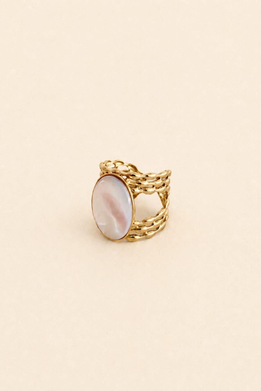 Bague Sahoma Agna double anneaux ajourés - sertie d'une pierre ovale blanche effet nacré - design contemporain
