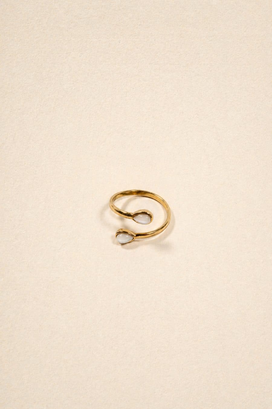 Bague ouverte Ariane Sahoma dorée ornée de pierres blanches effet nacré - deux extrémités