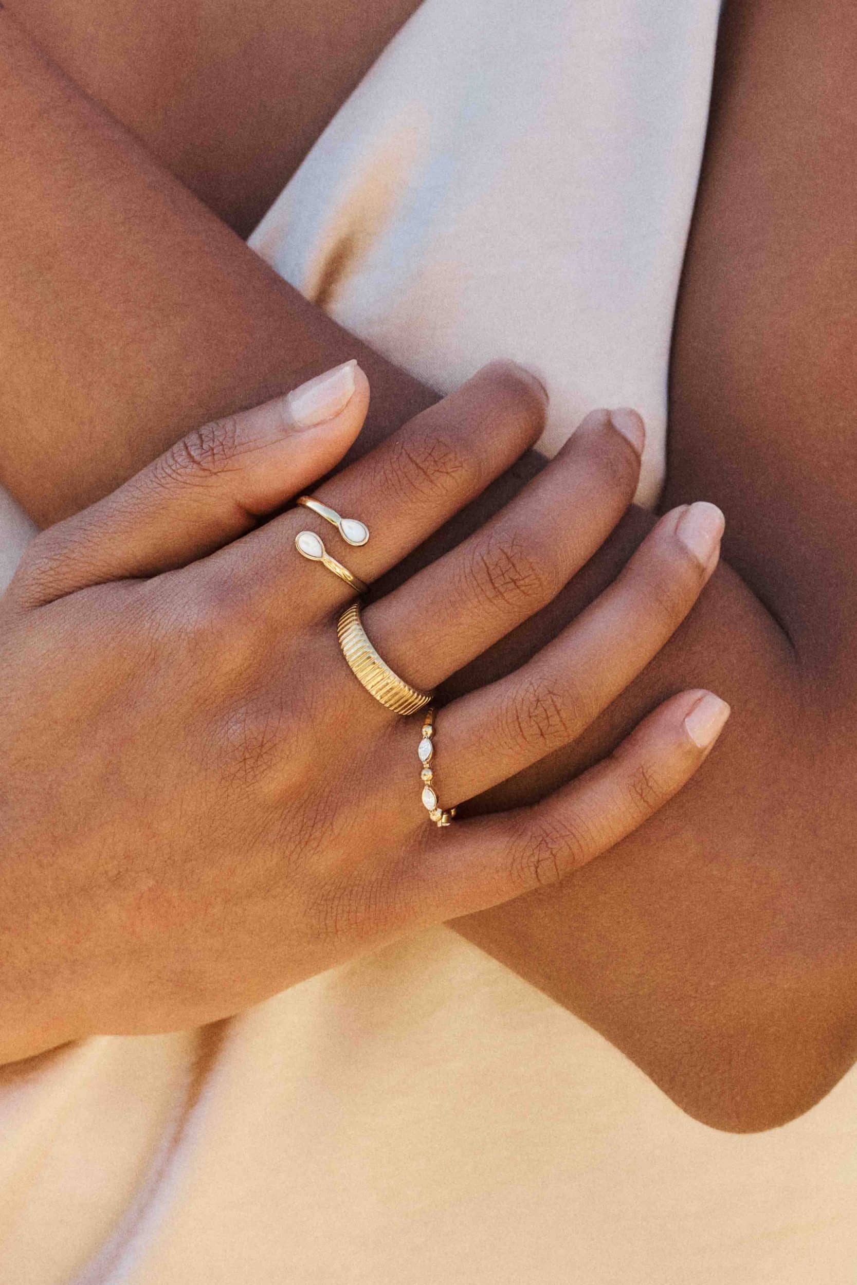 Bague ouverte Ariane Sahoma dorée ornée de pierres blanches effet nacré - deux extrémités