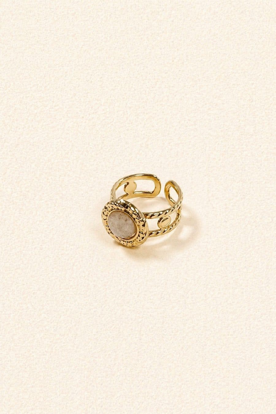 Bague dorée double anneaux, design vintage minimaliste et ornée d'une pierre blanche effet quartz