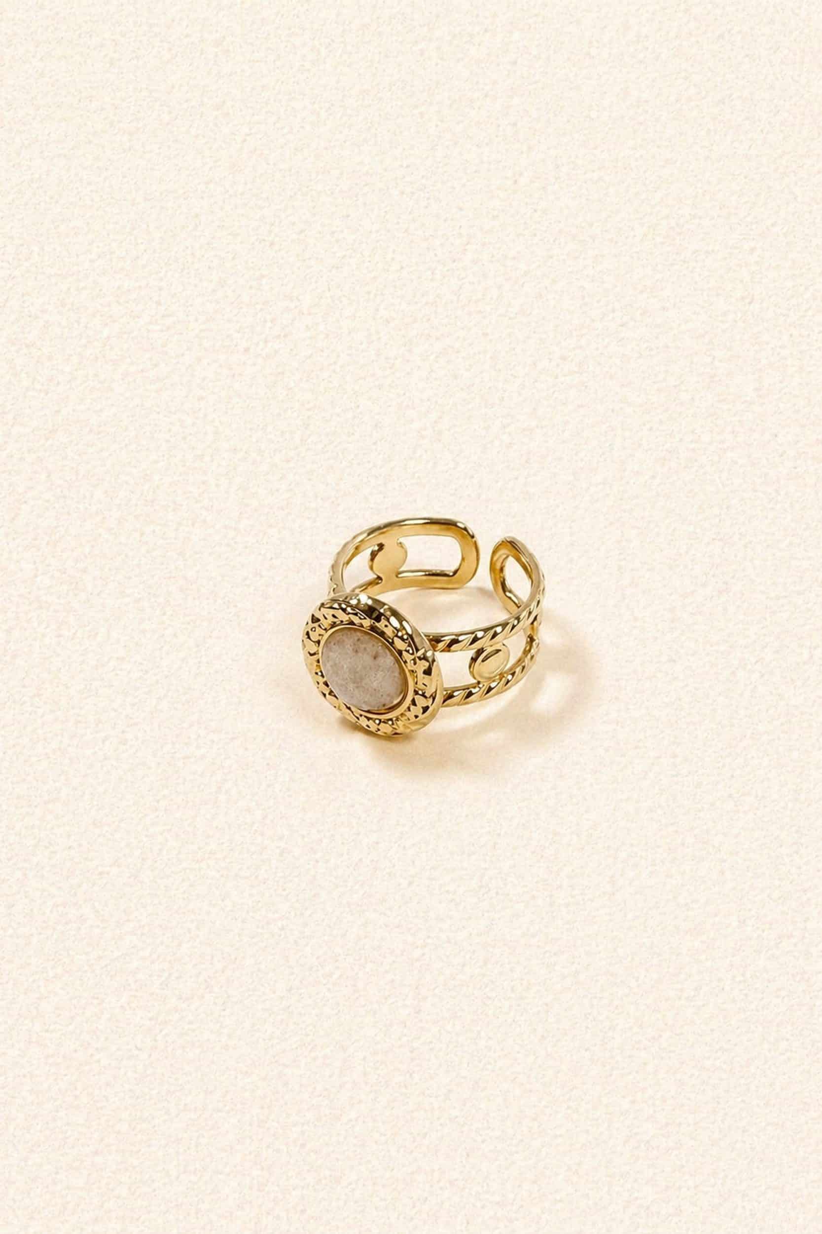 Bague dorée double anneaux, design vintage minimaliste et ornée d'une pierre blanche effet quartz