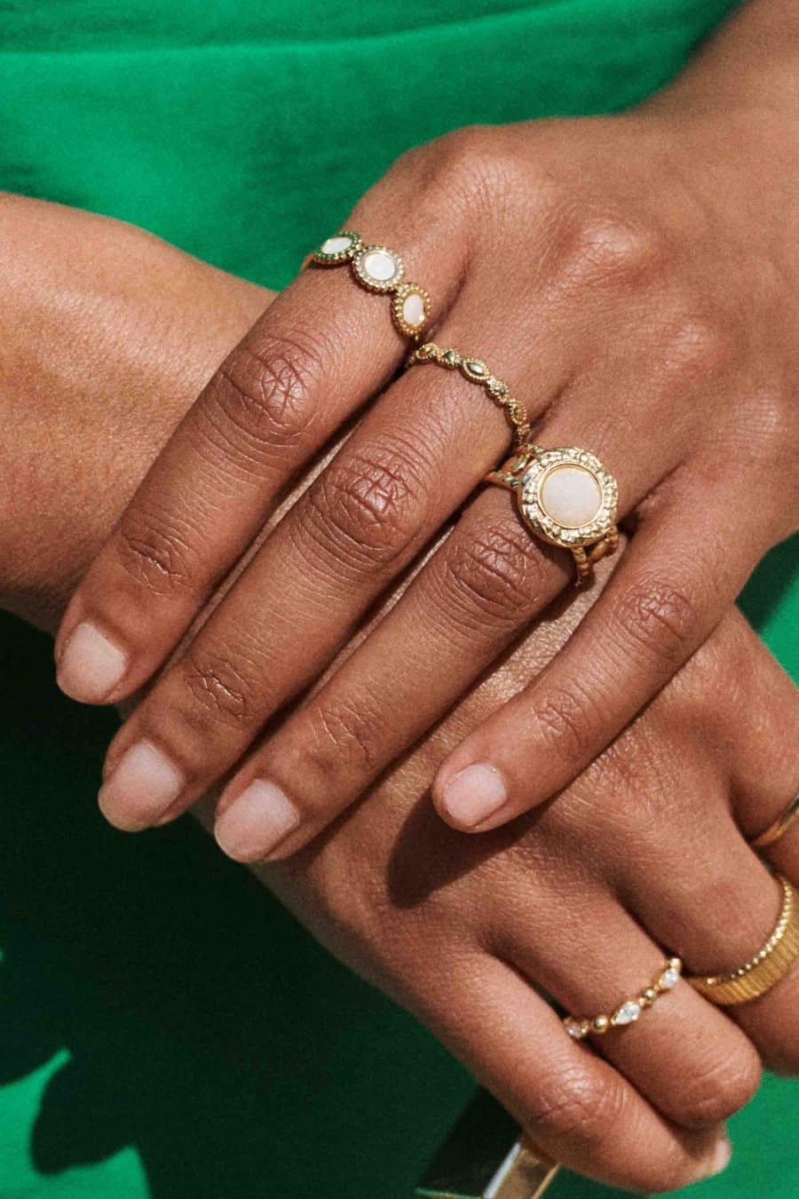 Bague dorée double anneaux, design vintage minimaliste et ornée d'une pierre blanche effet quartz