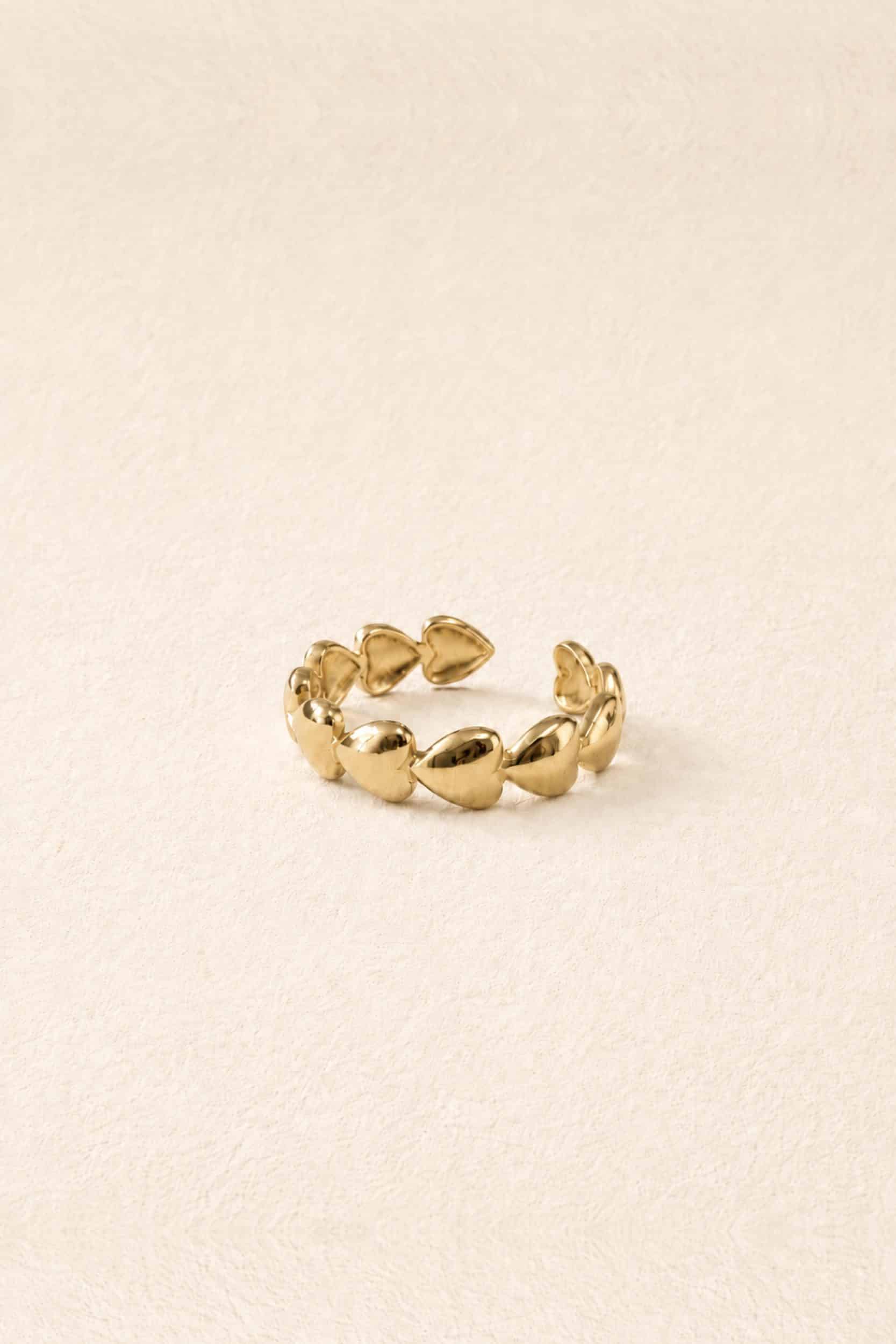 bague-elma-doree-packshot-sahoma Bague fine ajustable en rang formes coeurs en acier inoxydable – Bijoux doré tendance