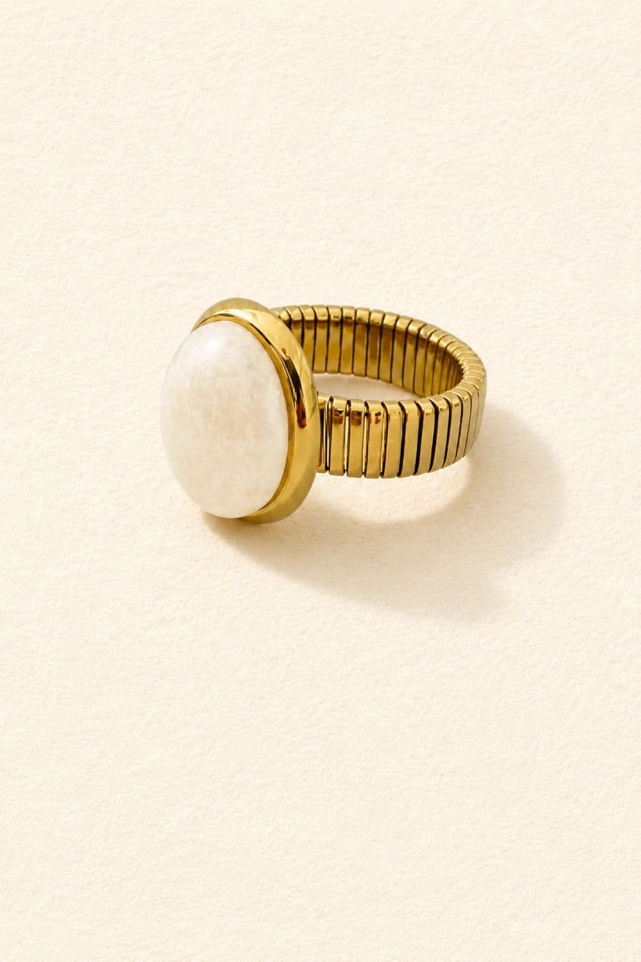 Bague femme doré anneau épais souple strié avec pierre blanche opaque