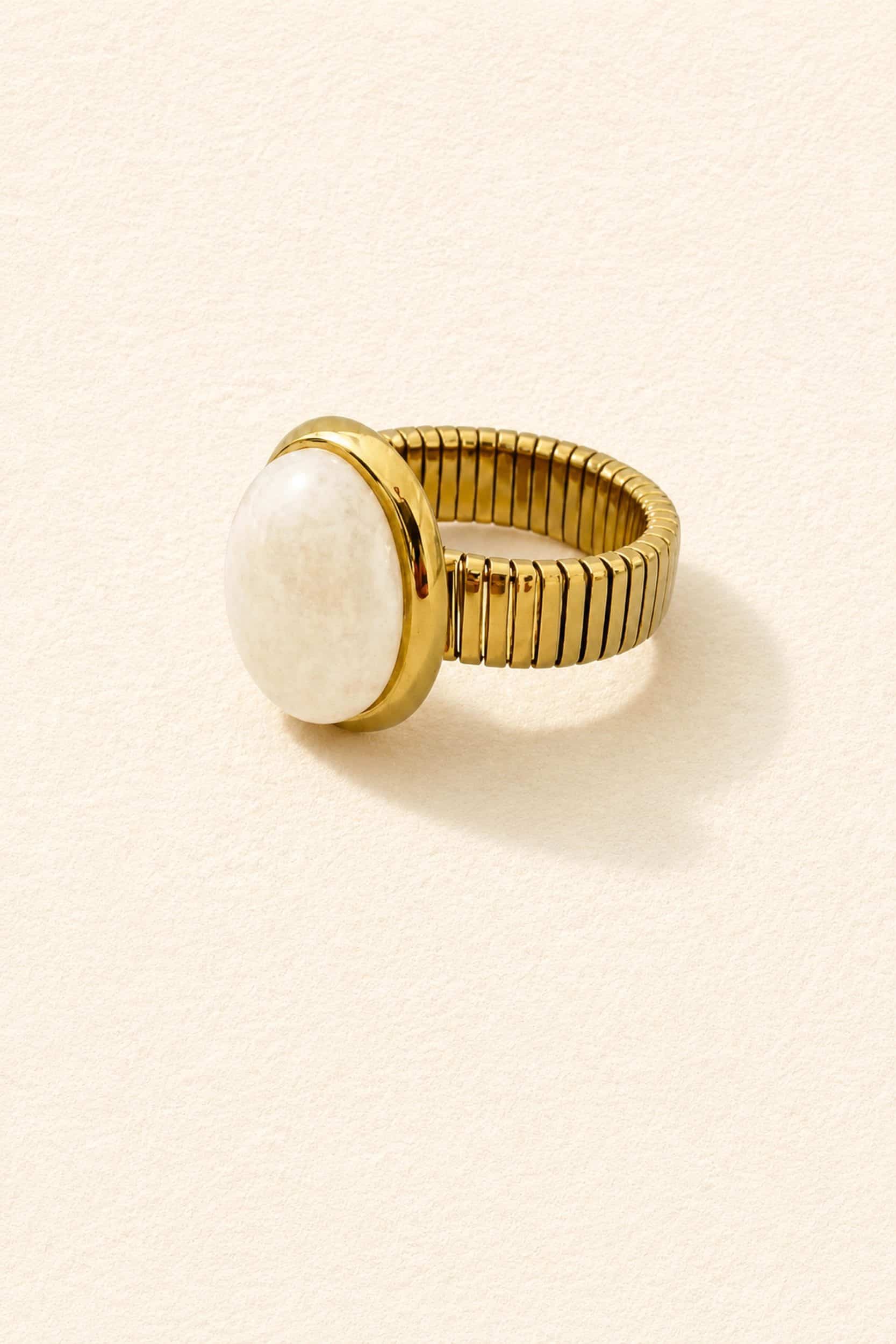 bague-eunice-blanche-packshotsahoma-00001 Bague femme doré anneau épais souple strié avec pierre blanche opaque