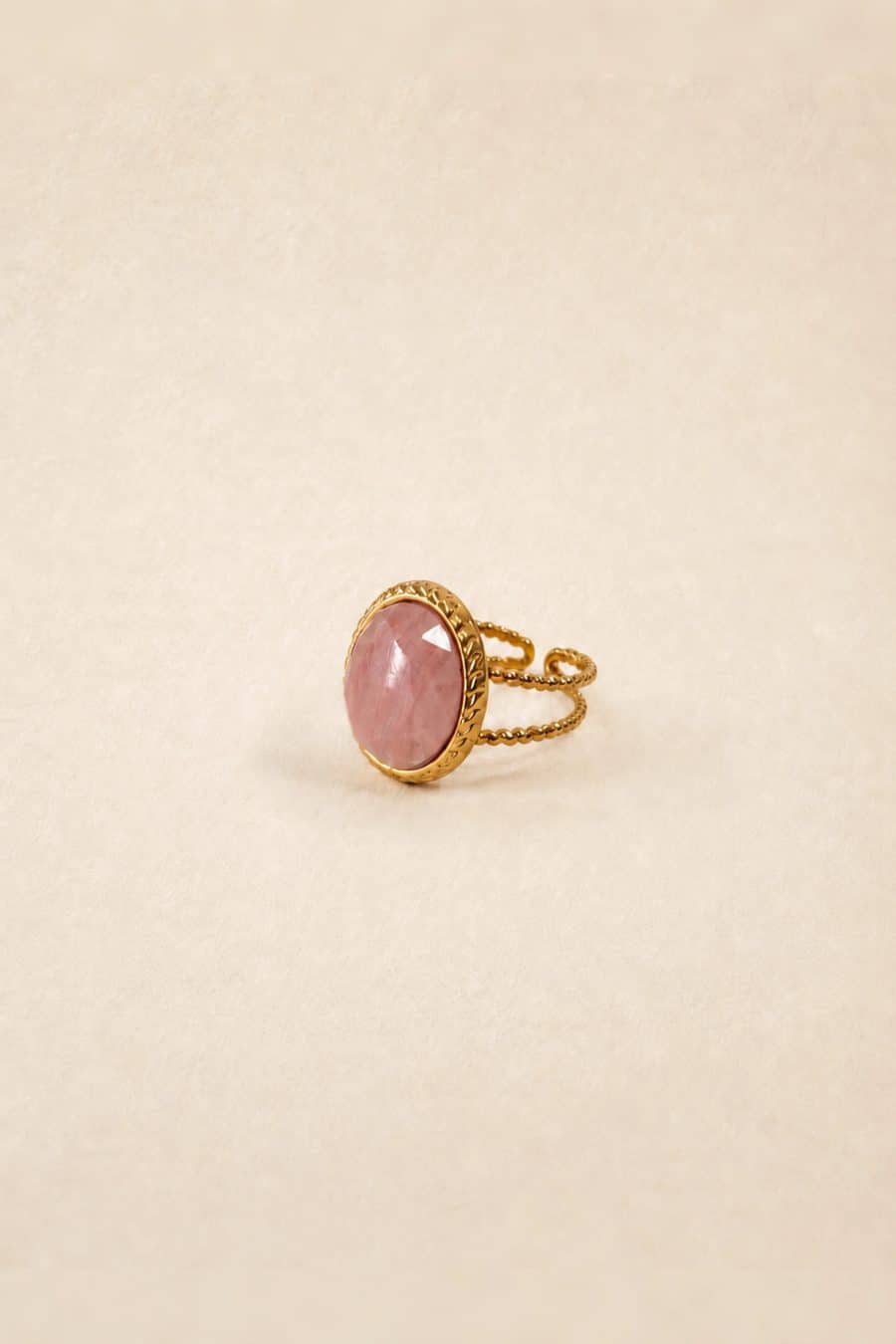 Bague Irene dorée Sahoma, design vintage minimaliste et ornée d'une pierre rose