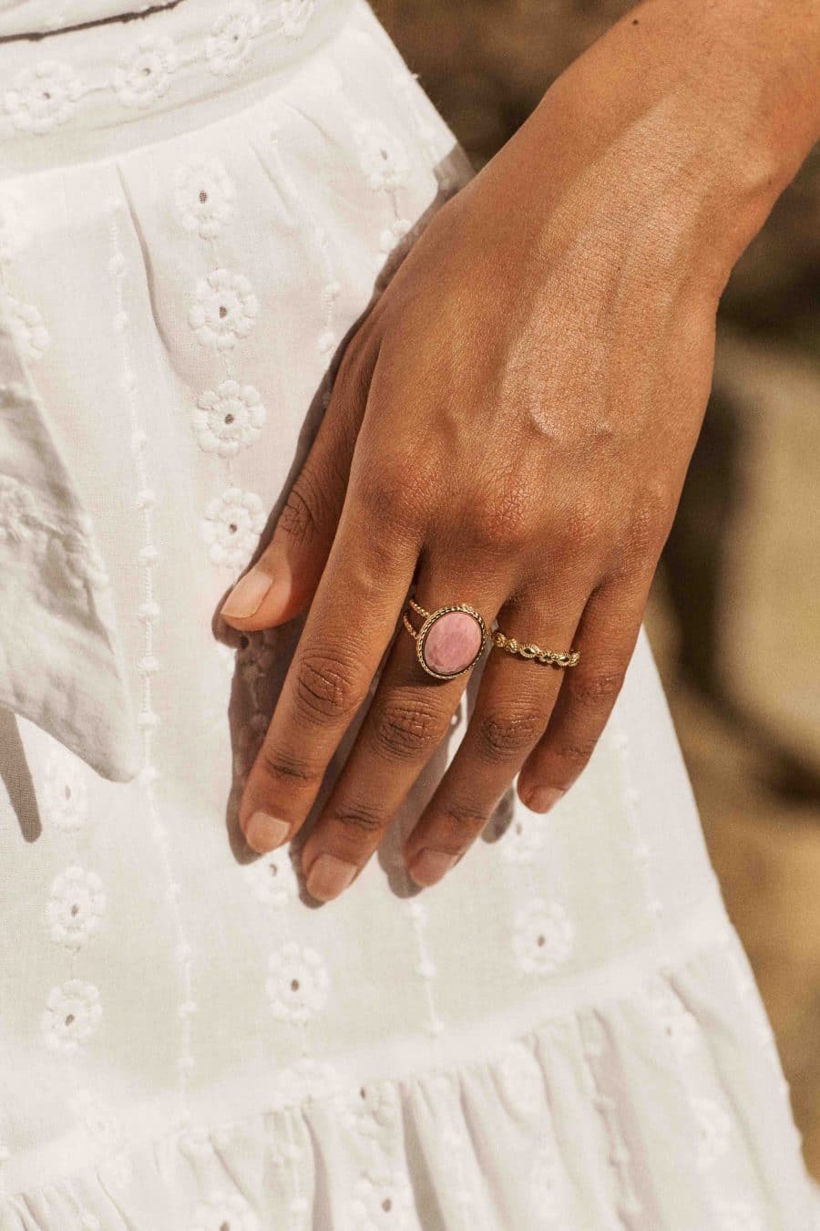 Bague Irene dorée Sahoma, design vintage minimaliste et ornée d'une pierre rose
