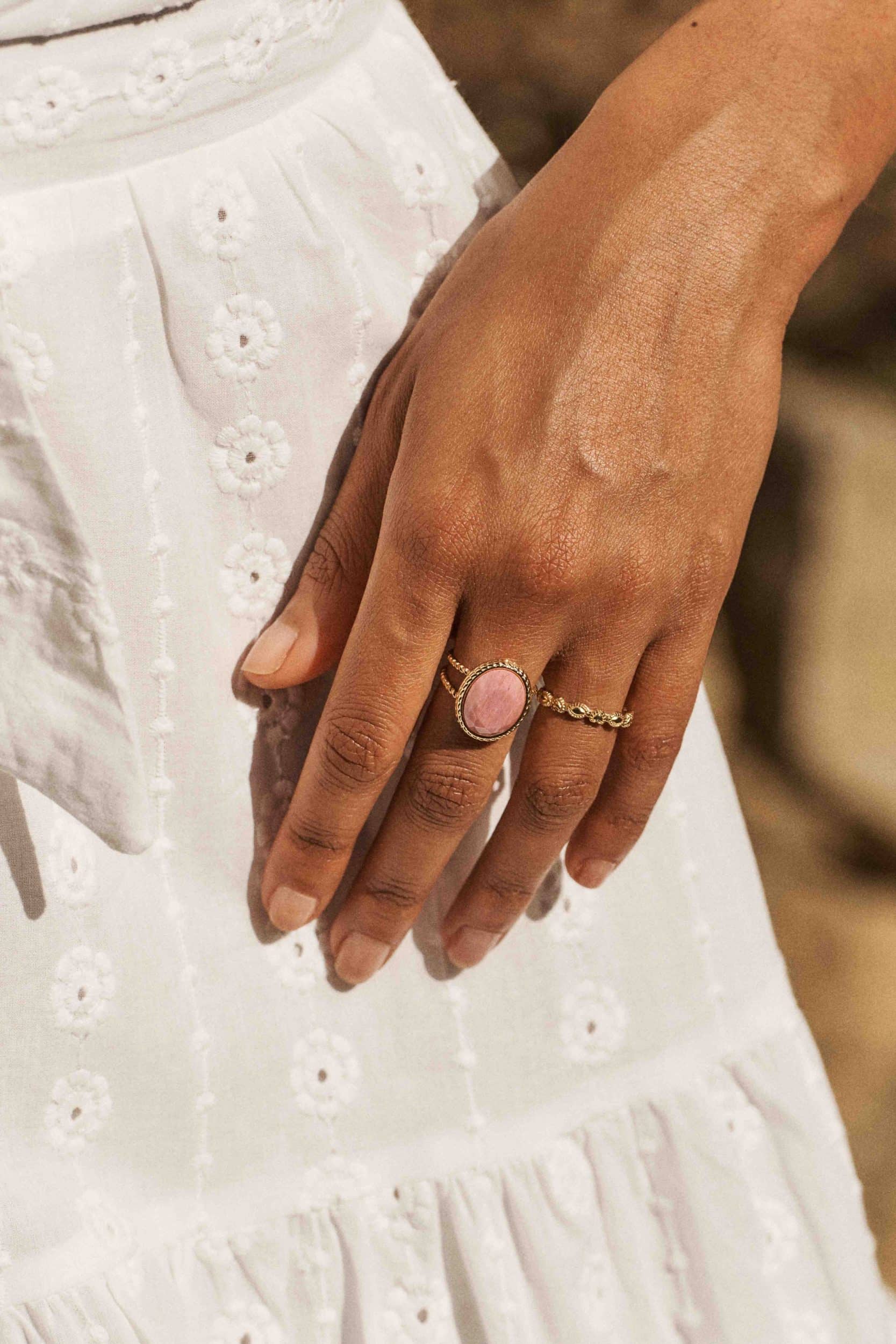 Bague Irene dorée Sahoma, design vintage minimaliste et ornée d'une pierre rose