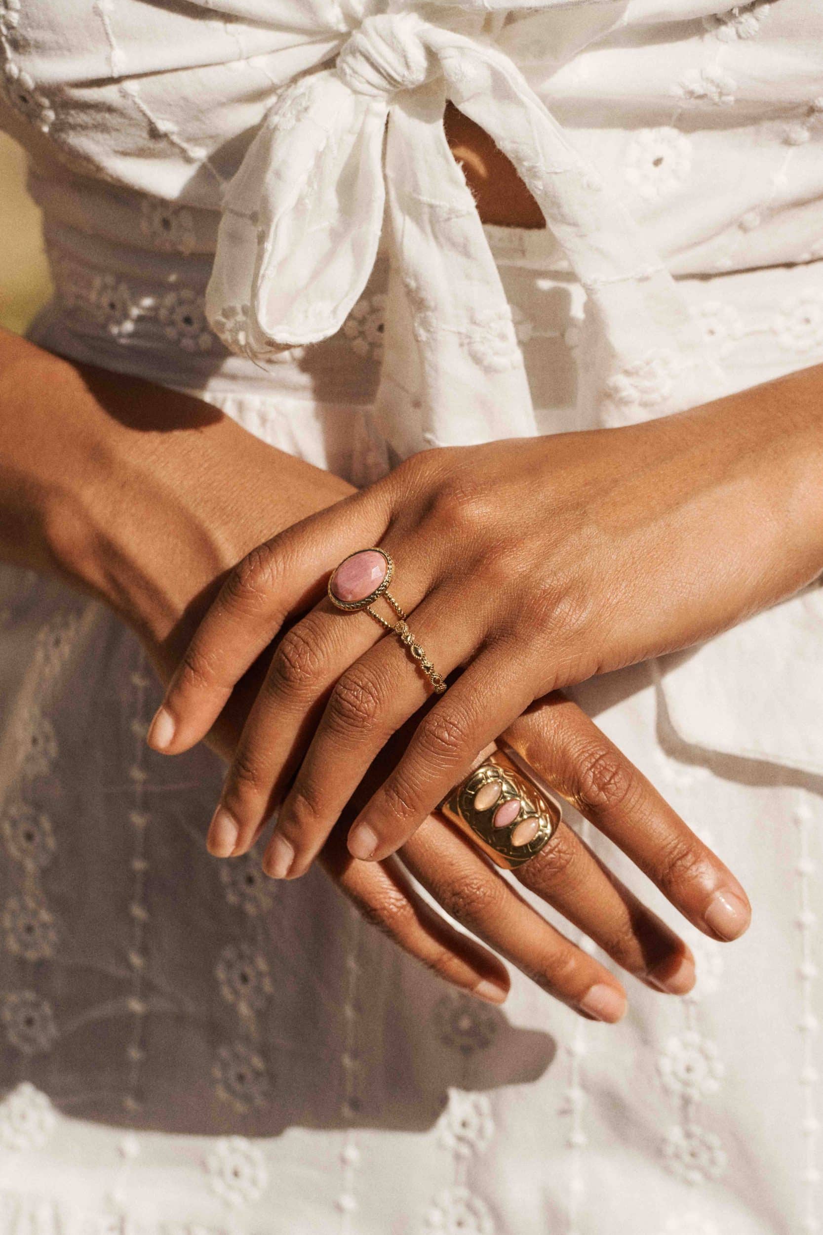 bague-irene-rose-sahoma-00003 Bague Irene dorée Sahoma, design vintage minimaliste et ornée d'une pierre rose