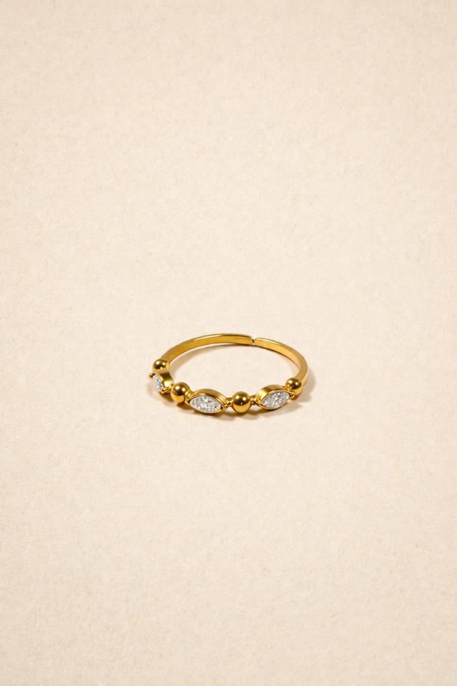 Bague Sahoma Isabelle fine ajustable sertie de strass ovales en acier inoxydable – Bijoux doré tendance