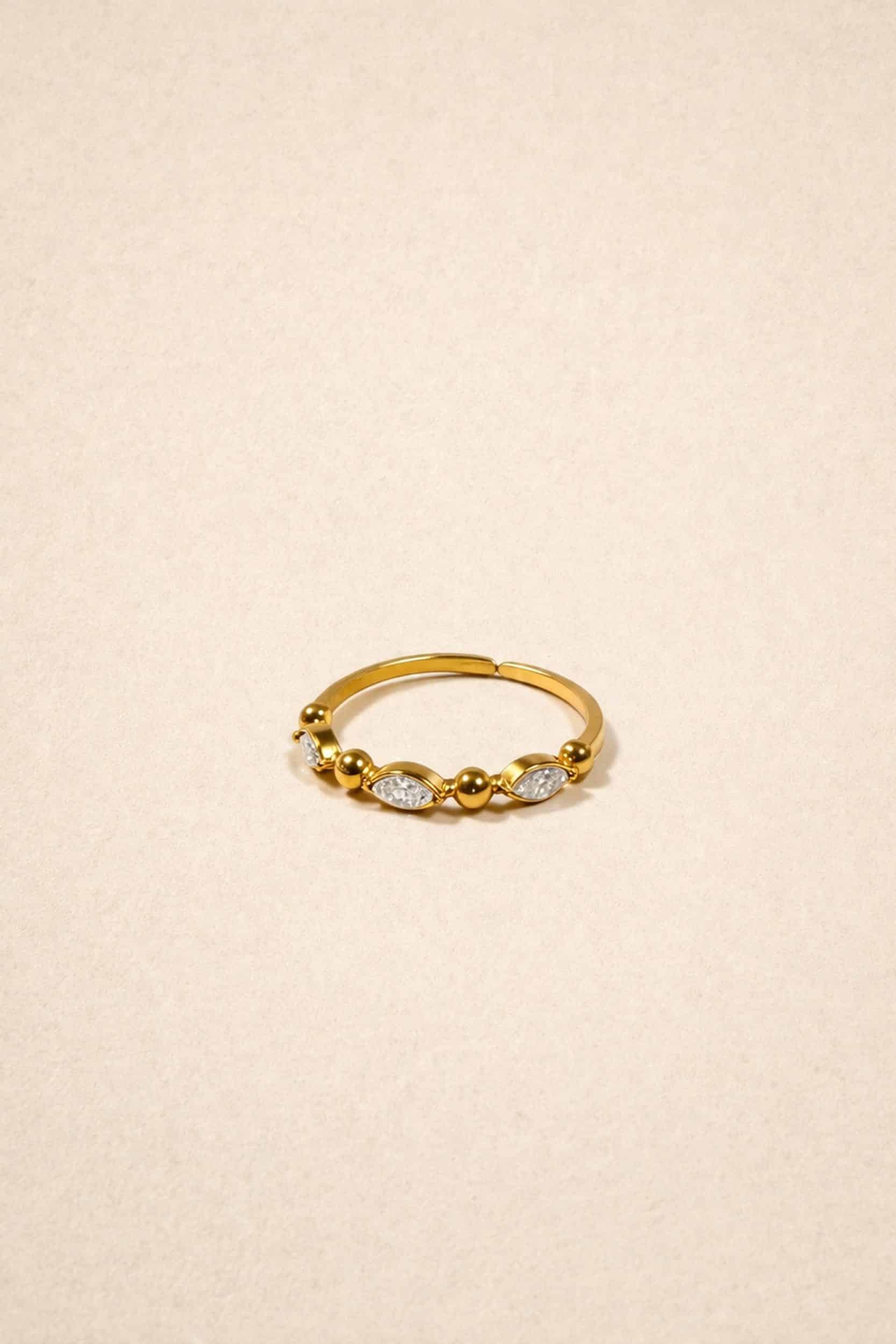 Bague Sahoma Isabelle fine ajustable sertie de strass ovales en acier inoxydable – Bijoux doré tendance