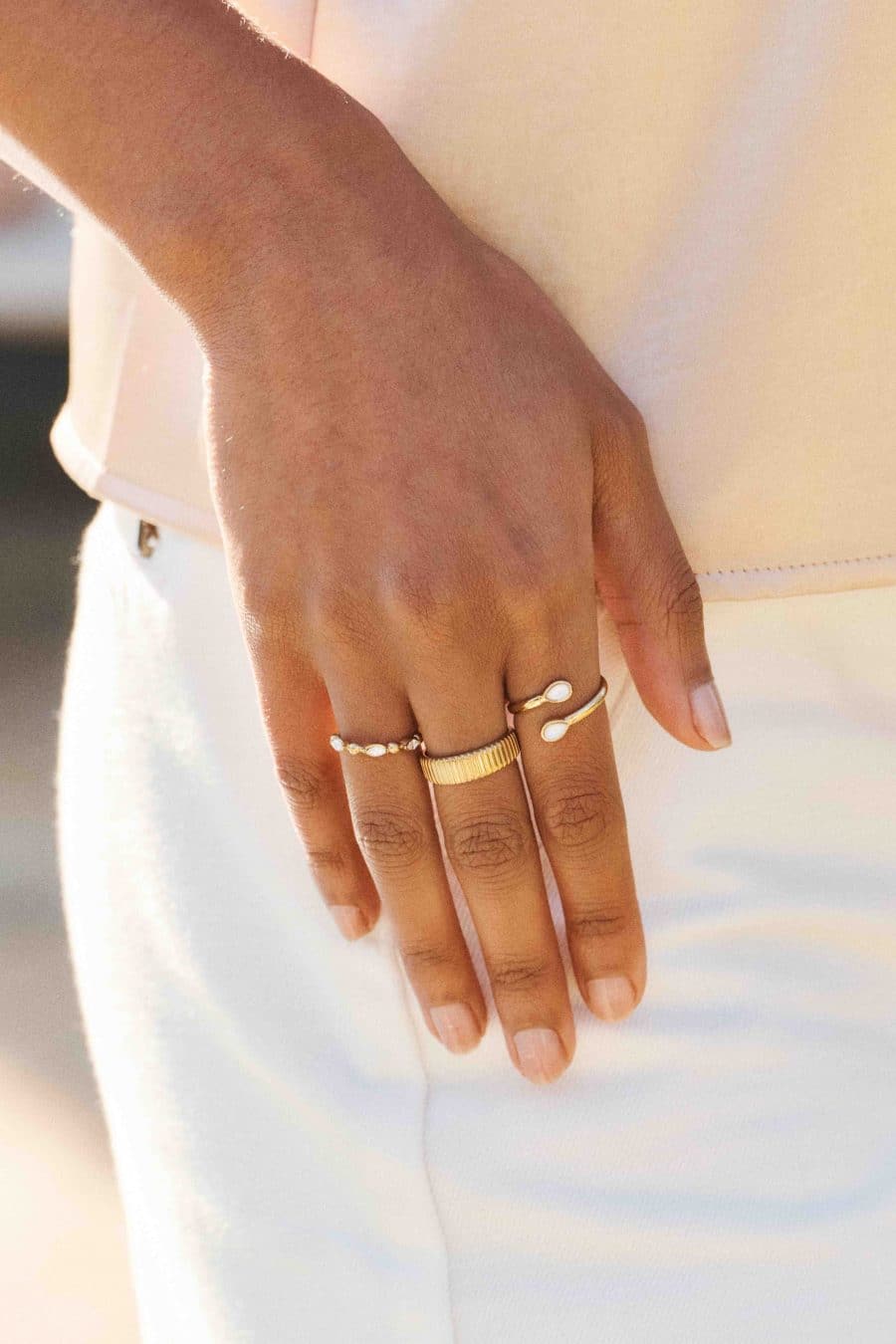 Bague Sahoma Isabelle fine ajustable sertie de strass ovales en acier inoxydable – Bijoux doré tendance