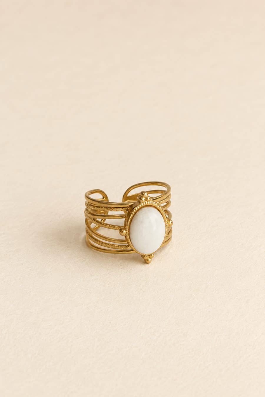 Bague dorée multi anneaux, design vintage minimaliste et ornée d'une pierre blanche