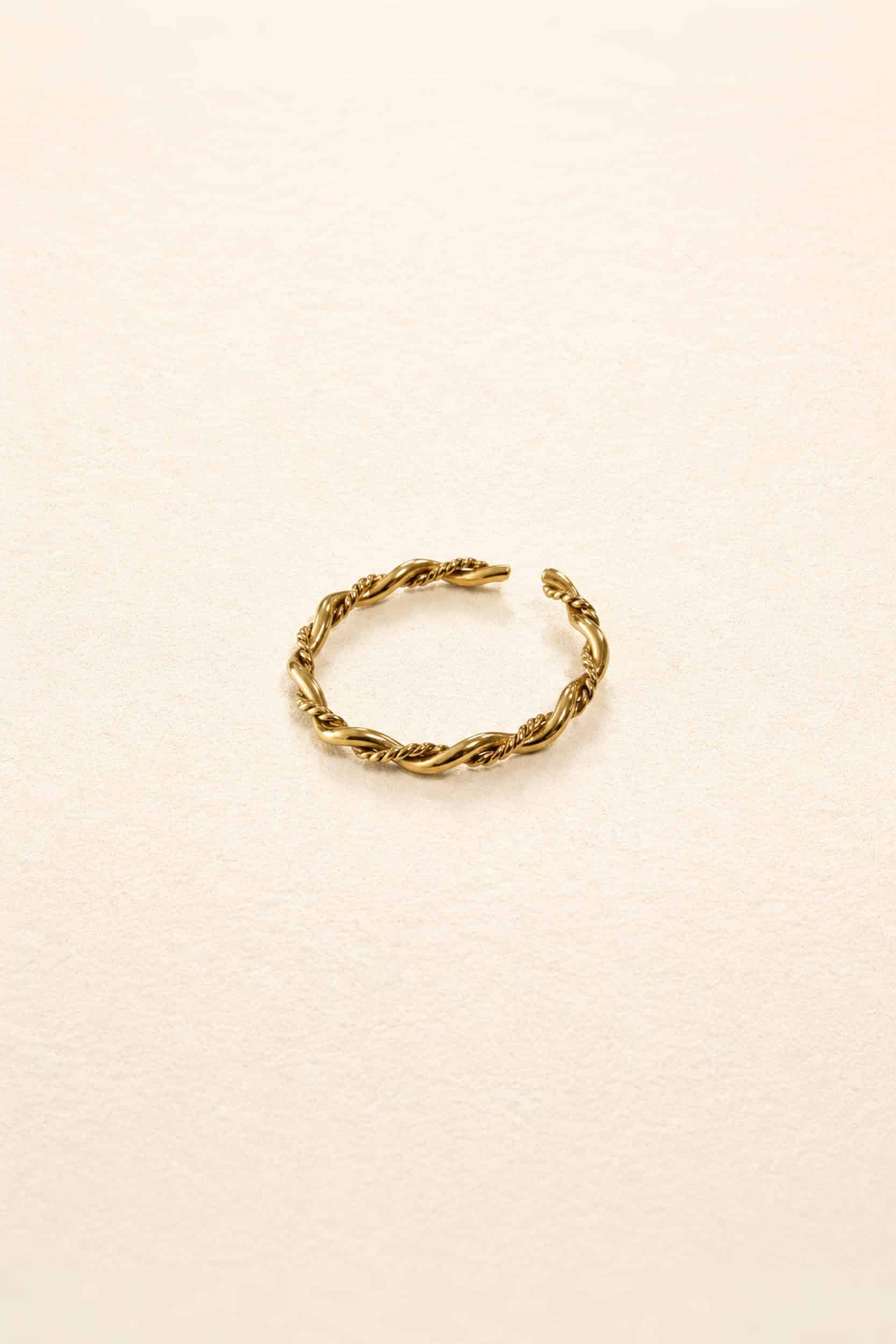 bague-liria-doree-packshot-sahoma Bague fine ajustable en rang formes de fils entrelacés en acier inoxydable – Bijoux doré tendance