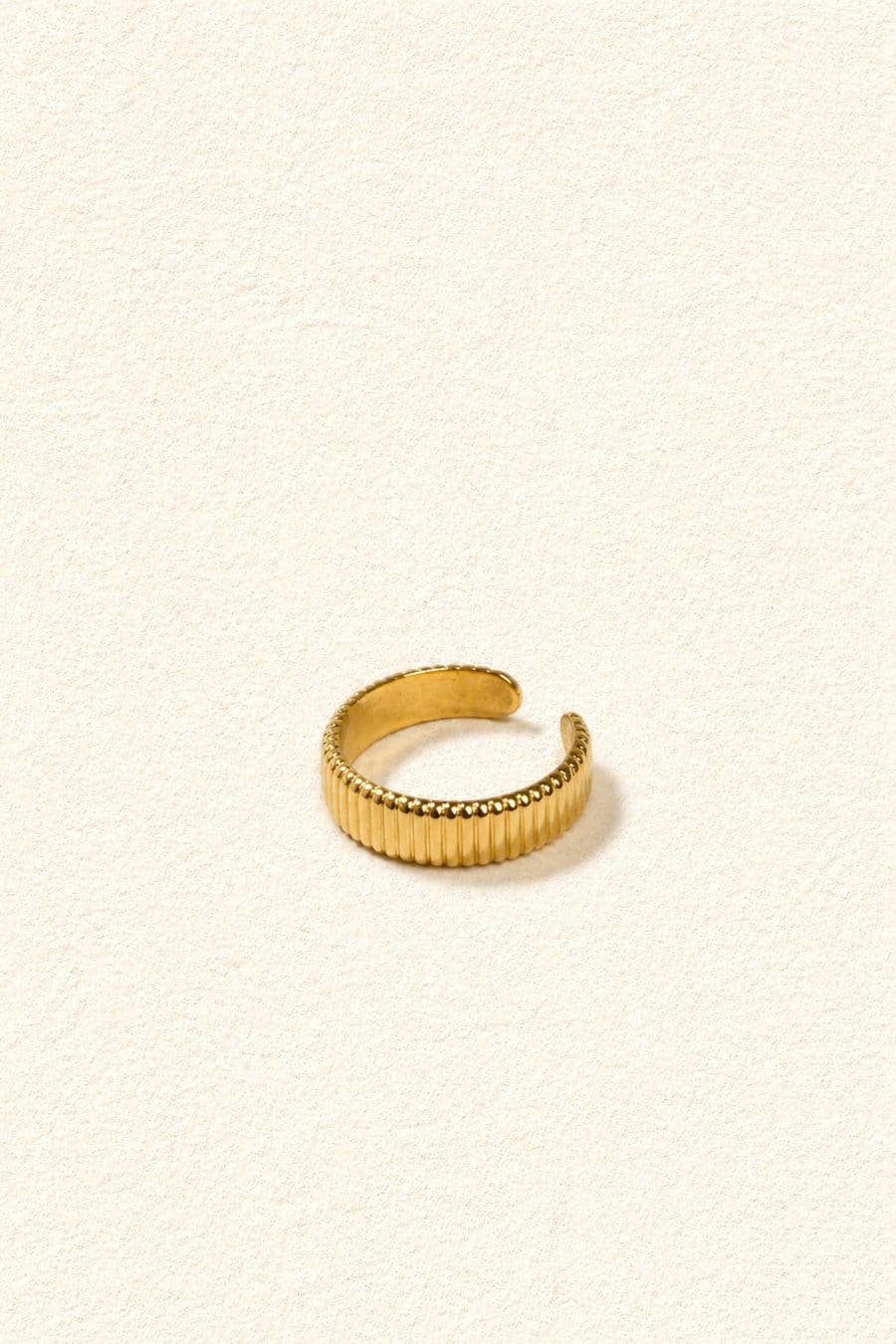 Bague Liv Sahoma lignes verticales dorée texturée - ouverte