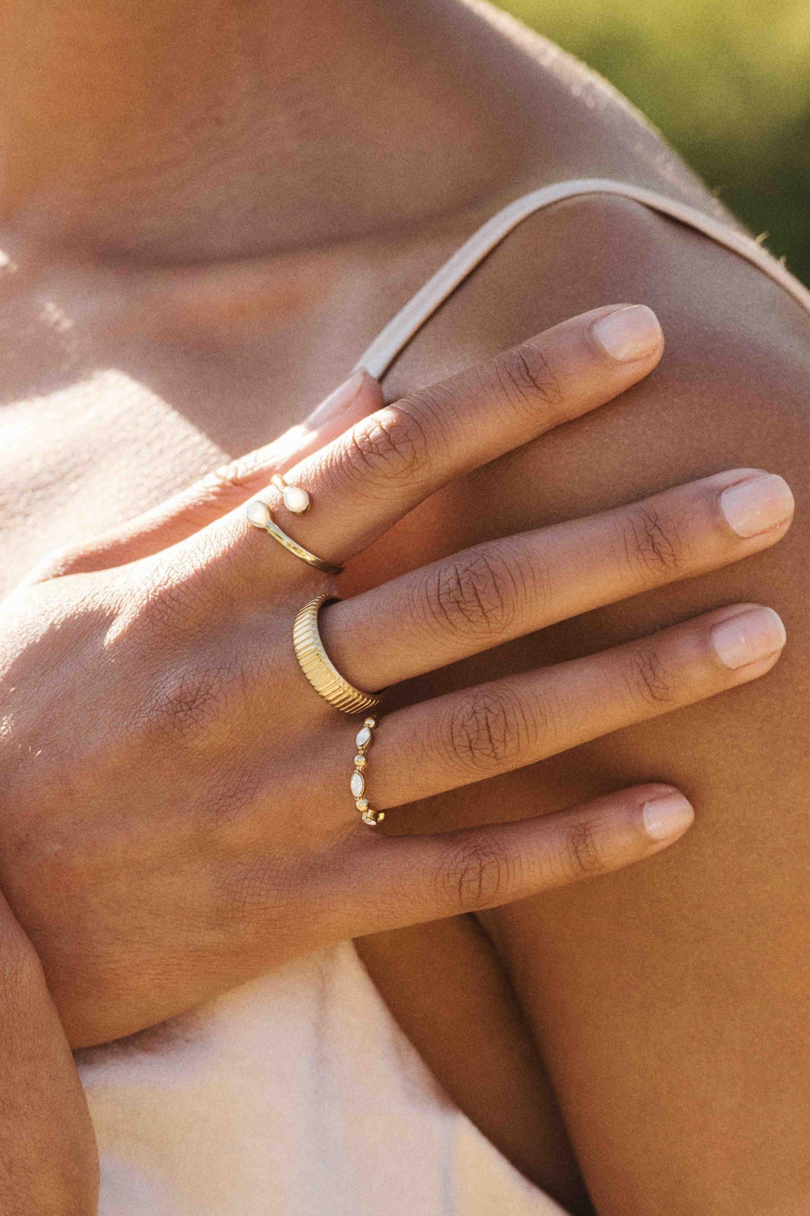 Bague Liv Sahoma lignes verticales dorée texturée - ouverte