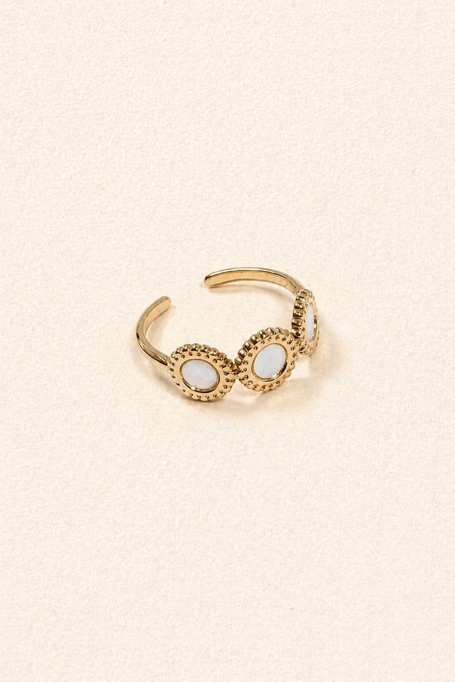 Bague Sahoma Monelle dorée sertie de trois pierres blanches effet nacré