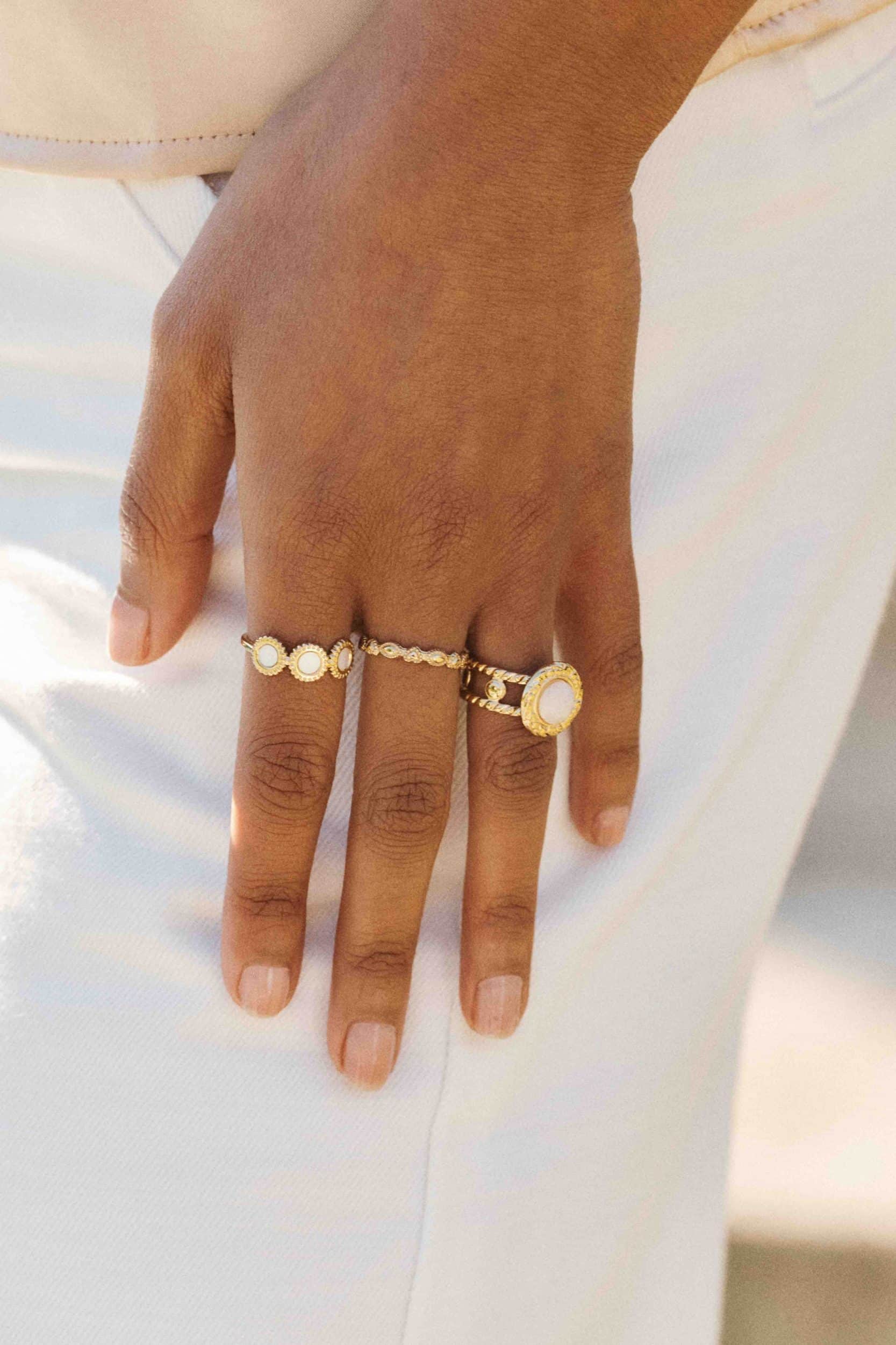 Bague Sahoma Monelle dorée sertie de trois pierres blanches effet nacré