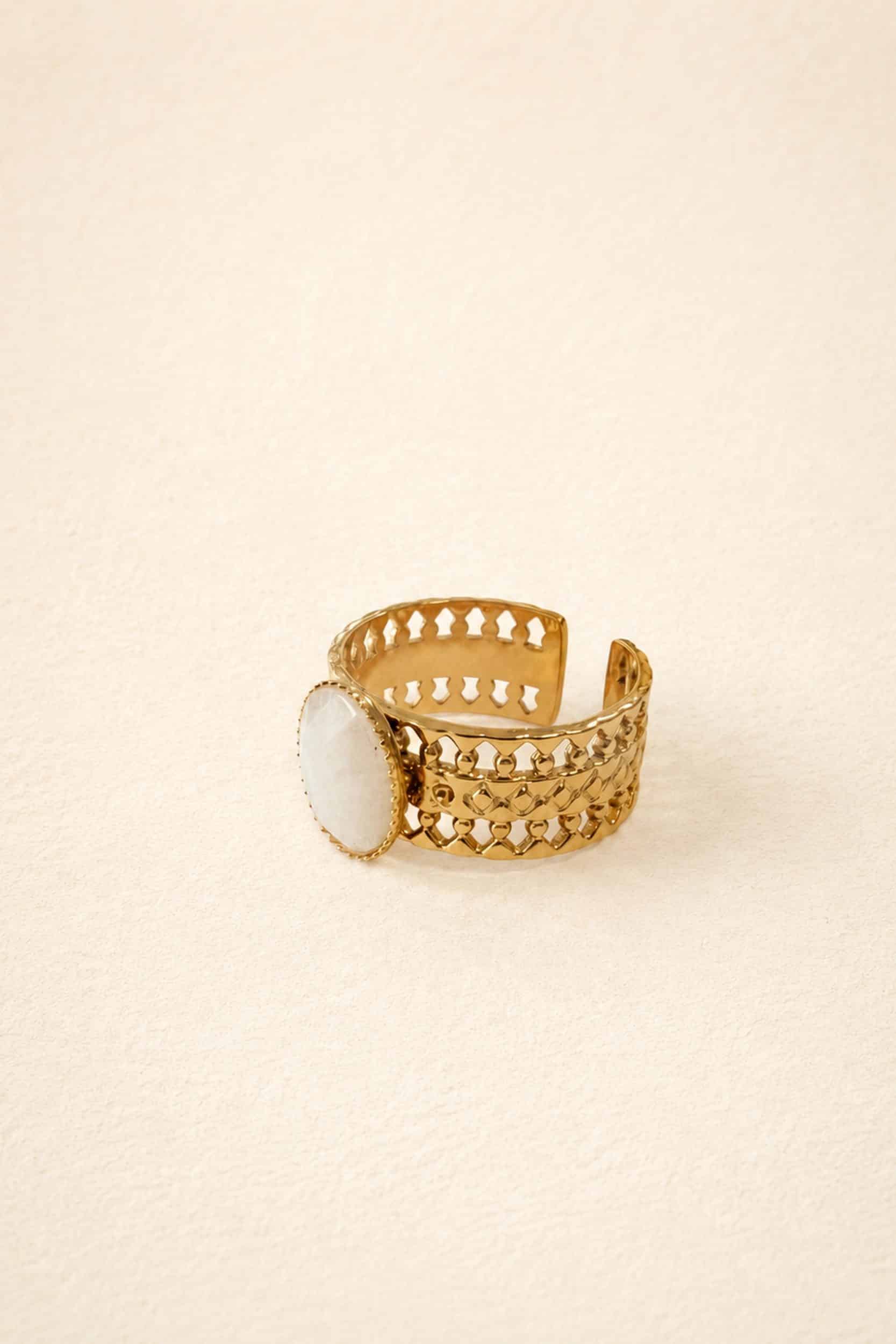 bague-suzy-blanche-packshot-sahoma Bague dorée à anneau ajouré, design vintage minimaliste et ornée d'une pierre blanche effet quartz