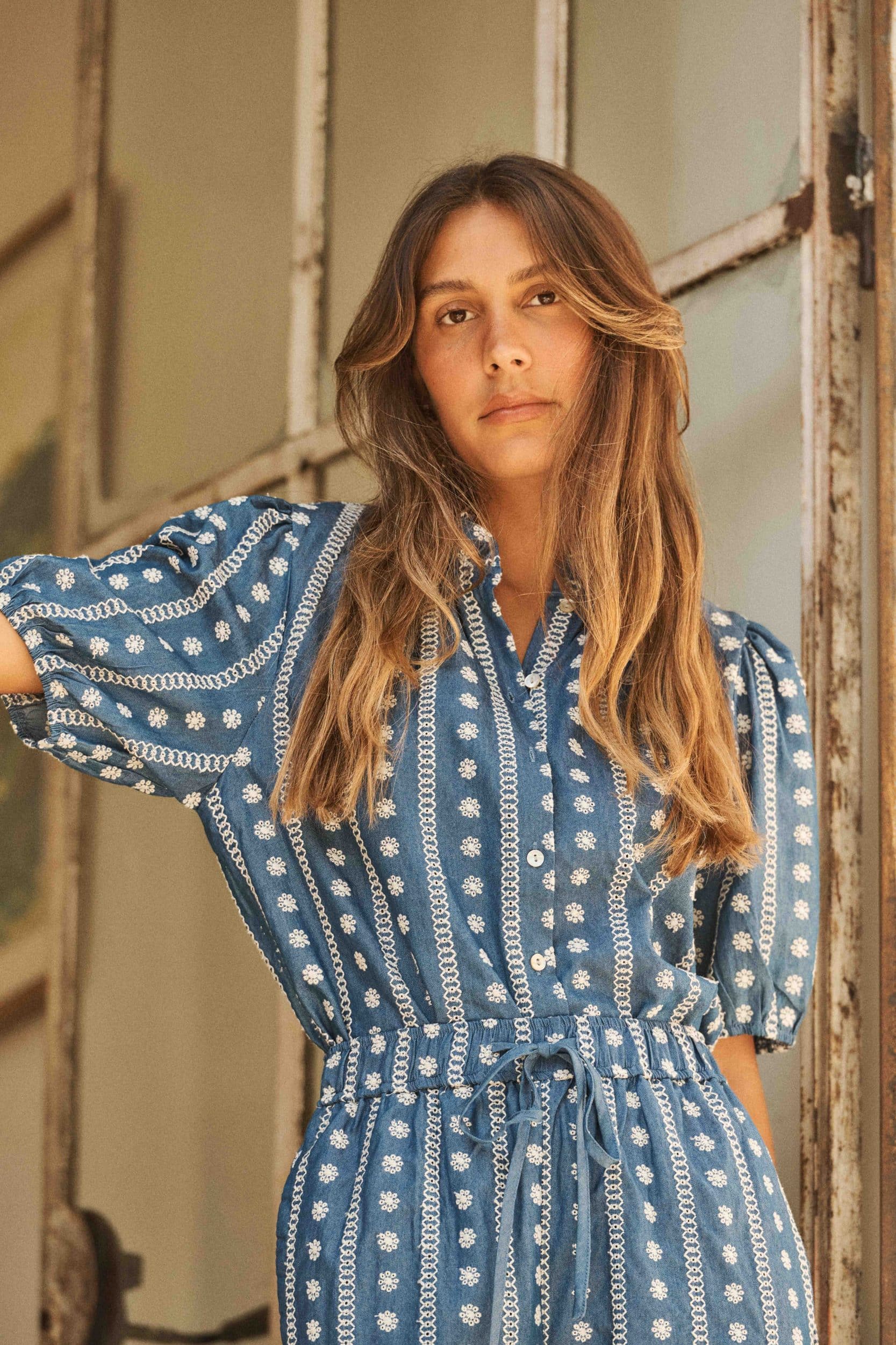 blouse-azur-bleue-sahoma-00006 Blouse femme bleu jean boutonnée à manches courtes - broderie fleurie blanche - col à volants – Élégance bohème et détails raffinés