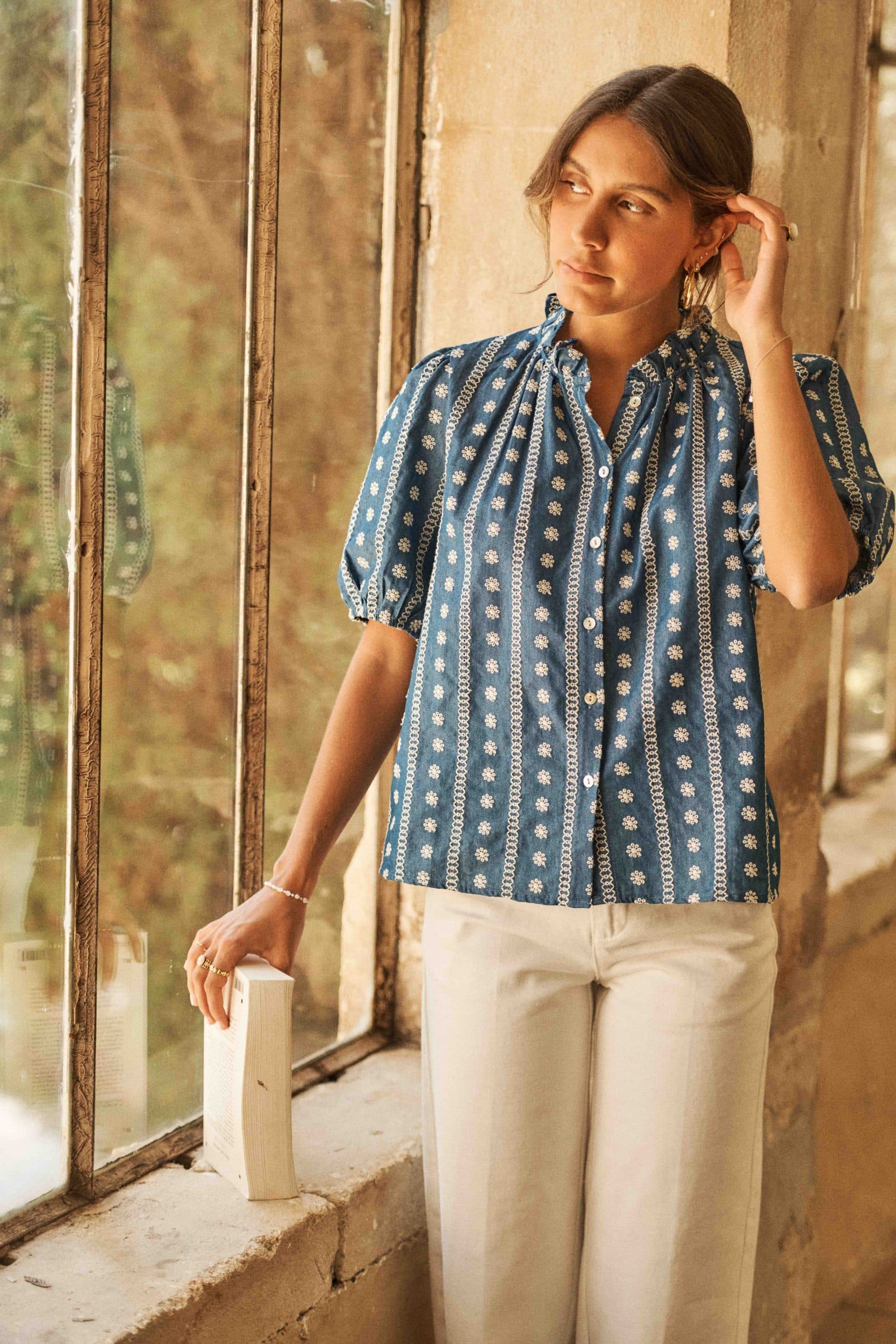 blouse-azur-bleue-sahoma-00008 Blouse femme bleu jean boutonnée à manches courtes - broderie fleurie blanche - col à volants – Élégance bohème et détails raffinés