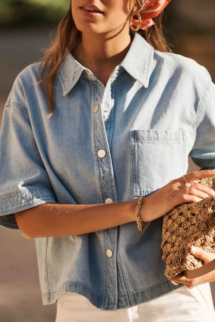 Blouse femme en jean 100% coton bleu jean clair - col chemise - manches courtes - coupe ample casual chic