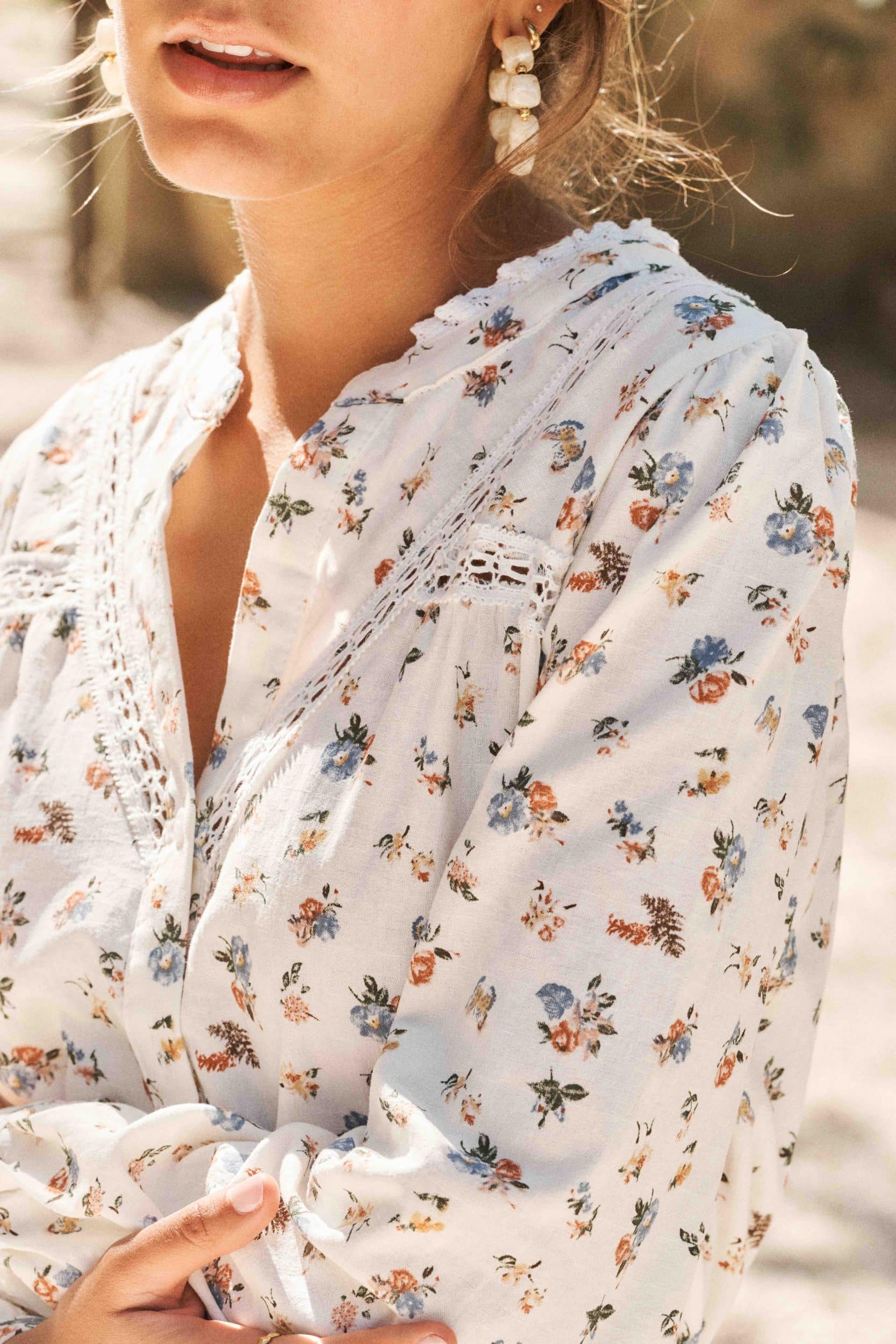 blouse-lea-blanche-sahoma-00006 Chemise femme fluide imprimé fleuri blanc crème - Chic et légère