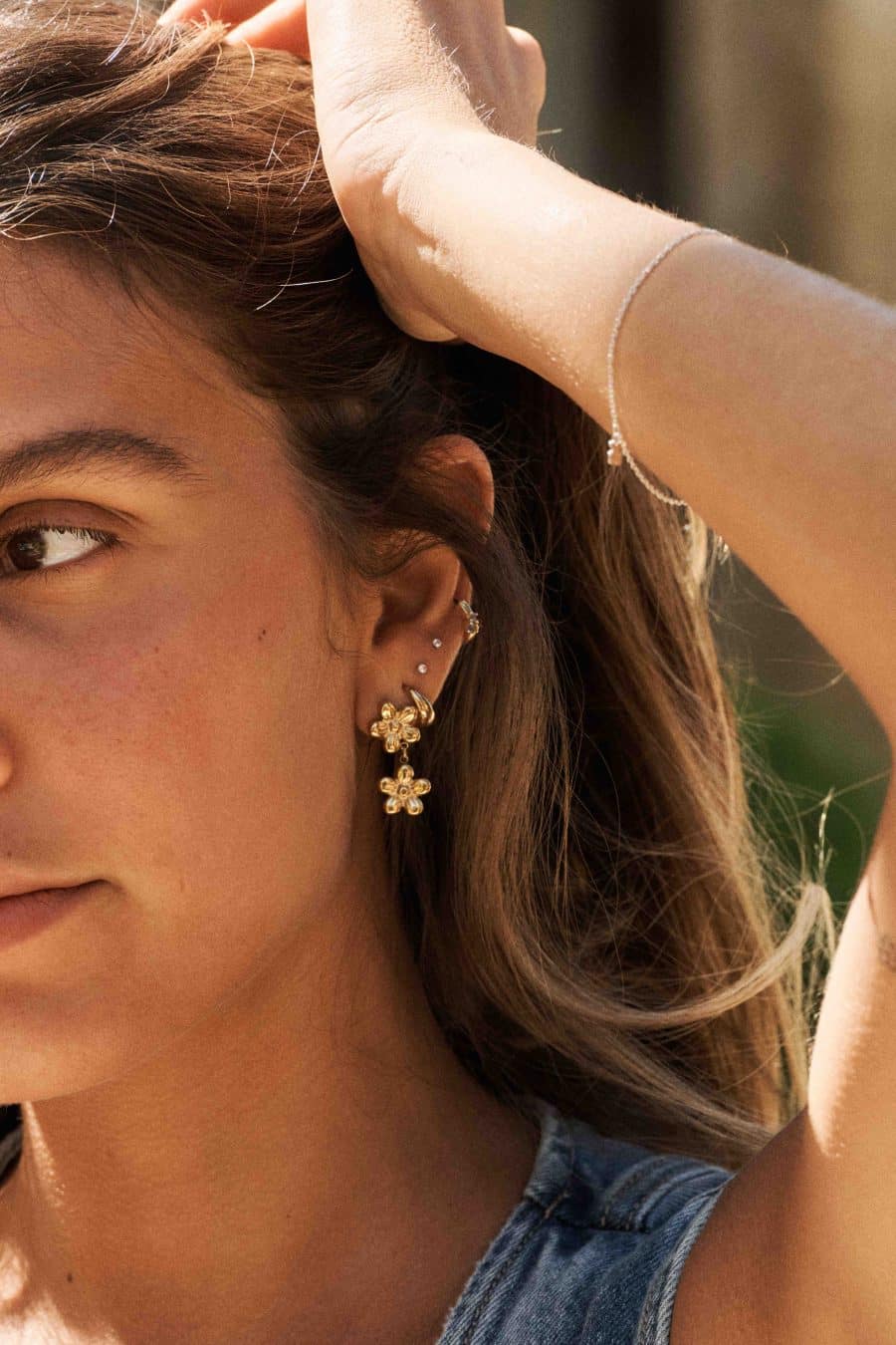 Boucles d'oreilles dorées pendantes pour femme et oreilles percées - forme fleur