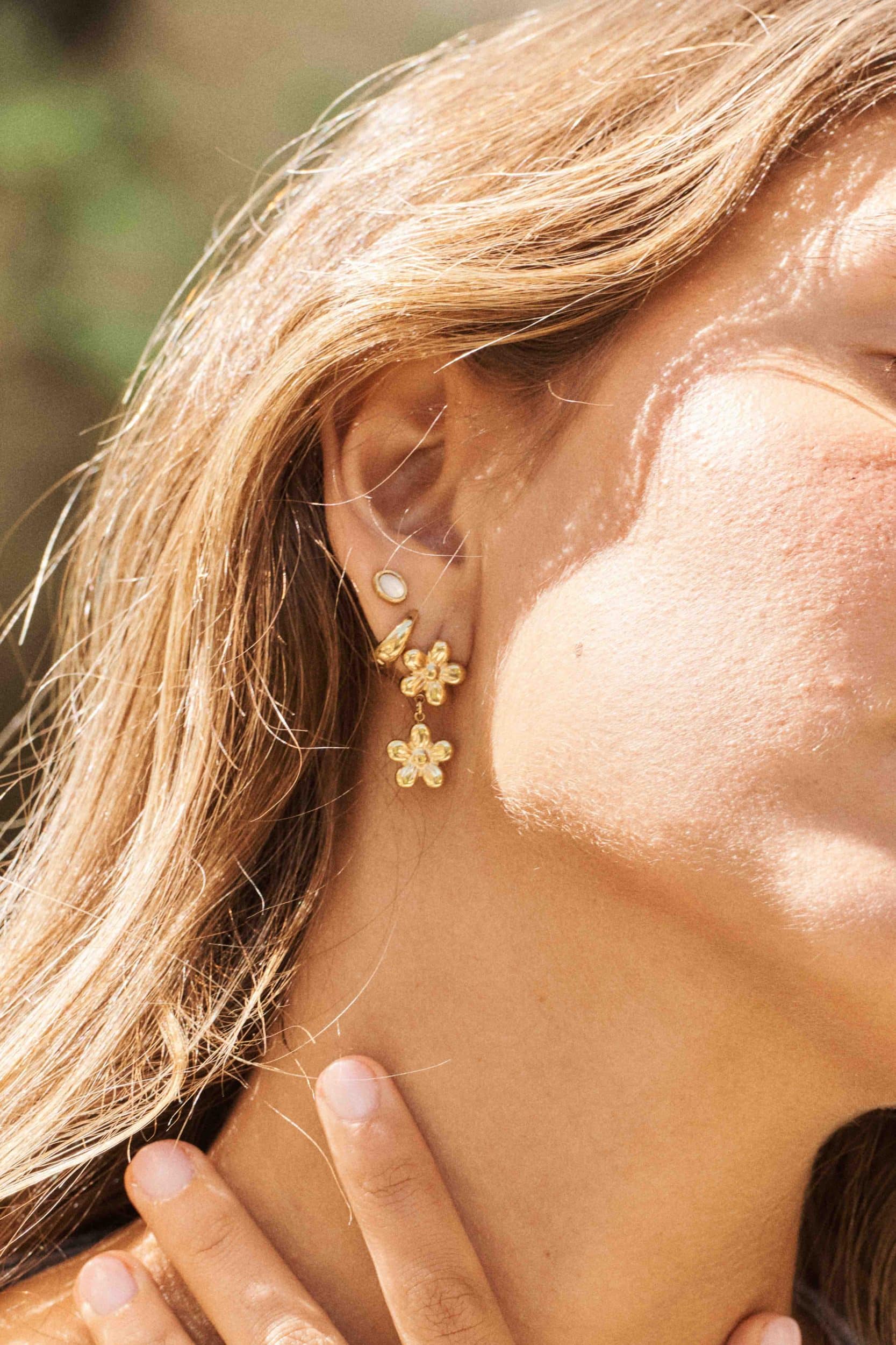 boucles-oreilles-abi-dorees-sahoma-00003 Boucles d'oreilles dorées pendantes pour femme et oreilles percées - forme fleur