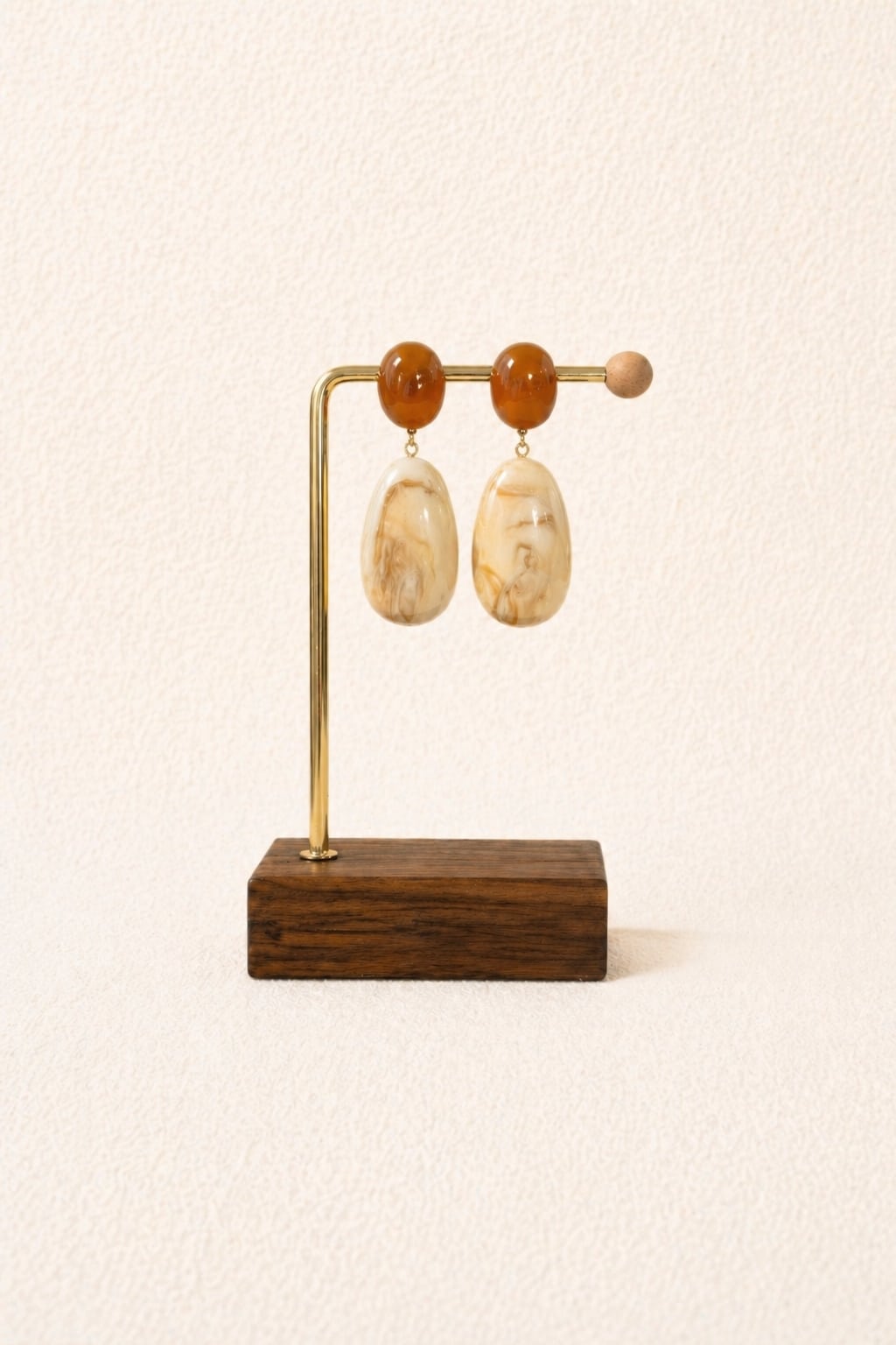 boucles-oreilles-abigail-marron-packshotsahoma-00001 Boucles d’oreilles pendantes formes gouttes, effet mabré couleur marron glacé et ivoire