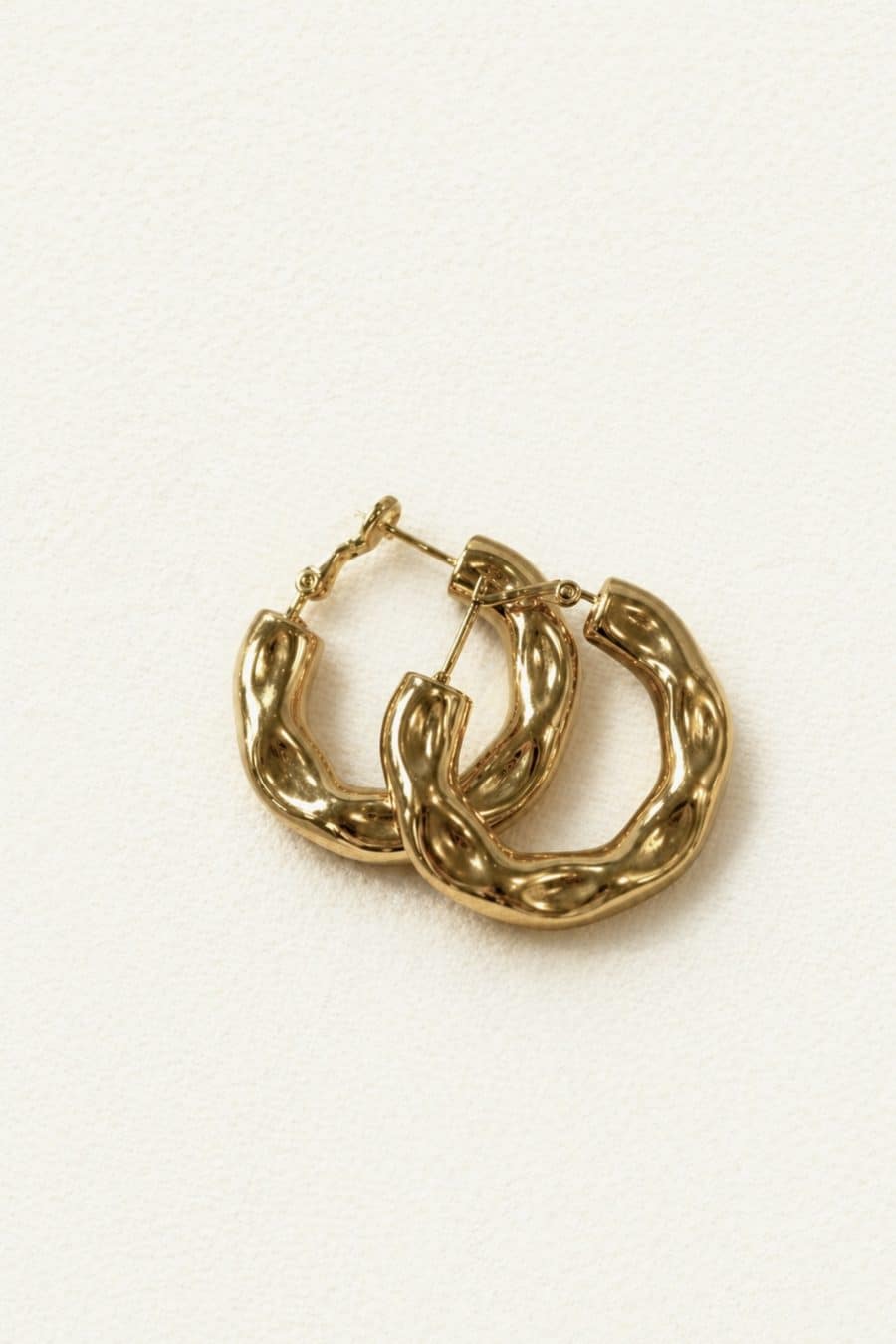Boucles d’oreilles créoles dorées effet martelé
