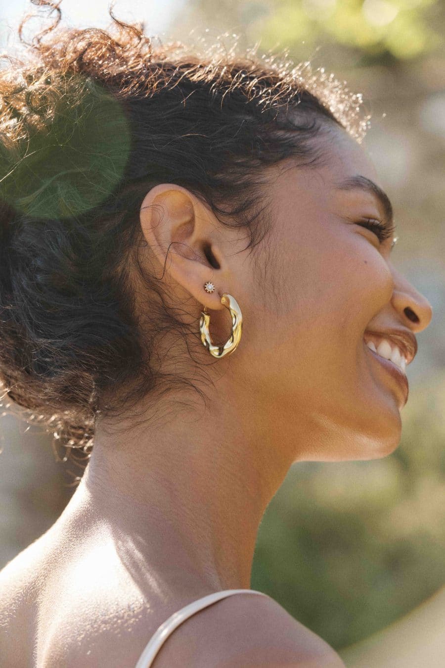 Boucles d’oreilles créoles dorées effet martelé