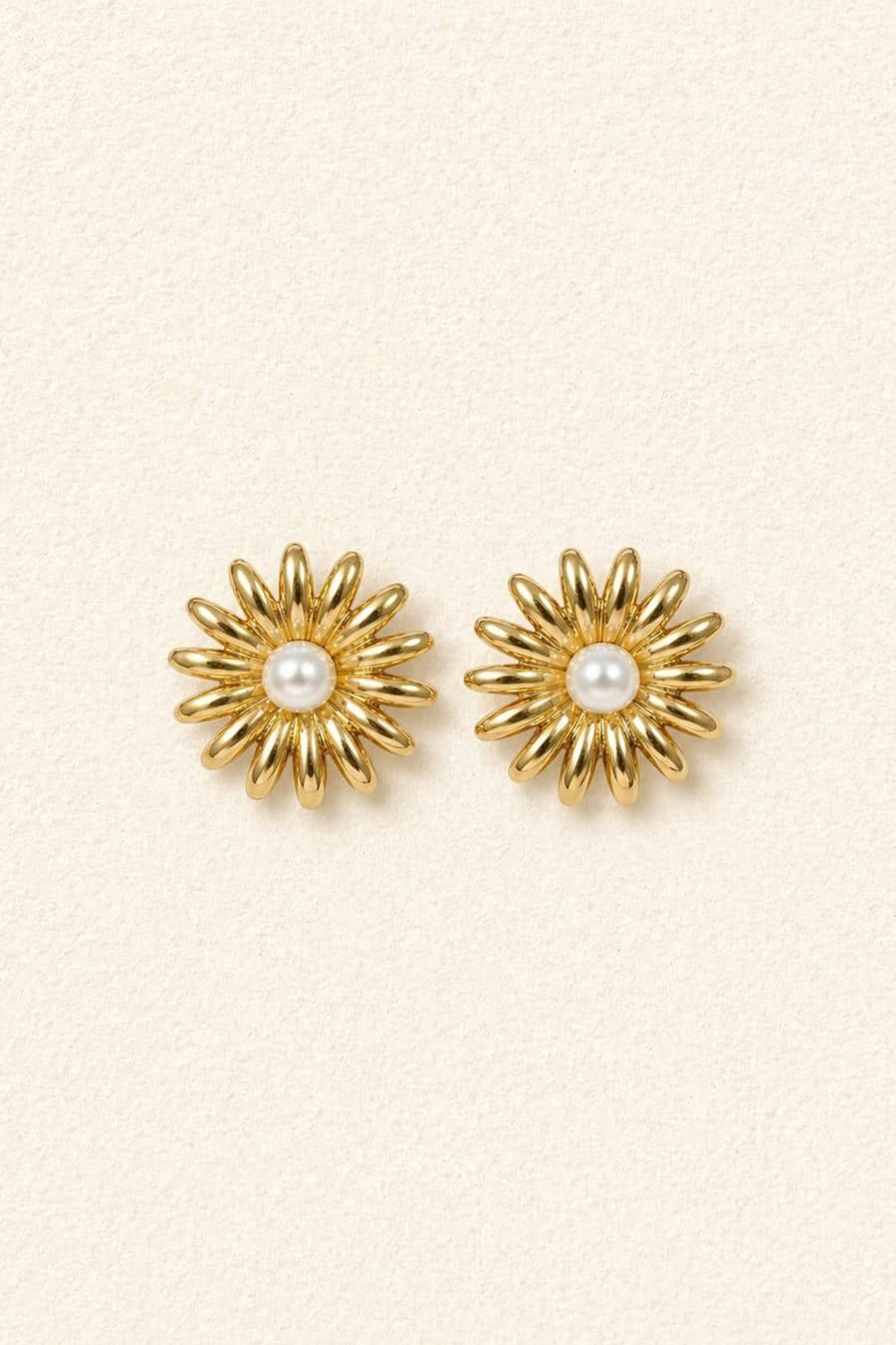 Boucles d’oreilles femme en forme de fleur à pétales dorées à perle effet nacré - accessoire élégant et lumineux au style vintage chic