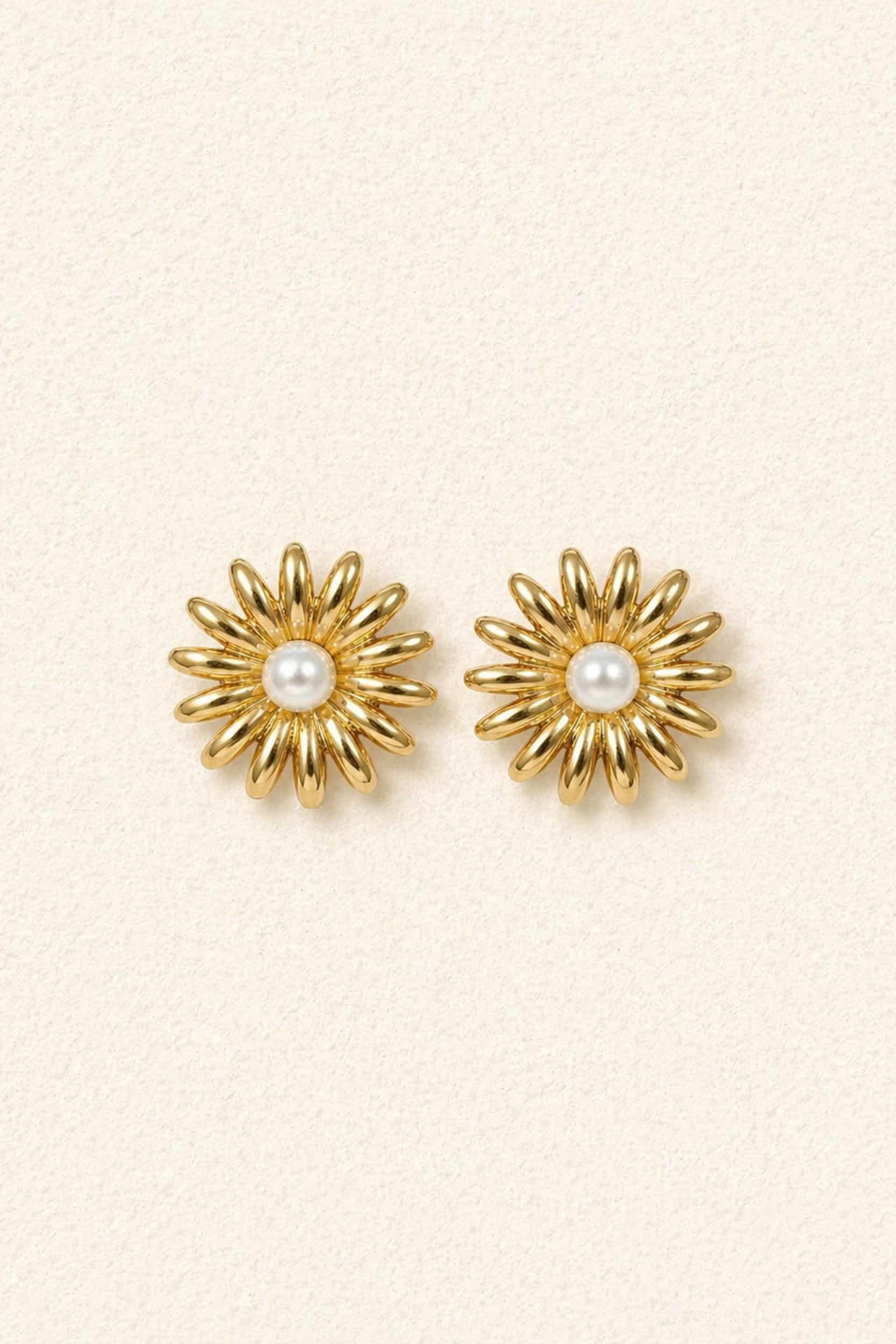 boucles-oreilles-floriane-packshot-sahoma Boucles d’oreilles femme en forme de fleur à pétales dorées à perle effet nacré - accessoire élégant et lumineux au style vintage chic