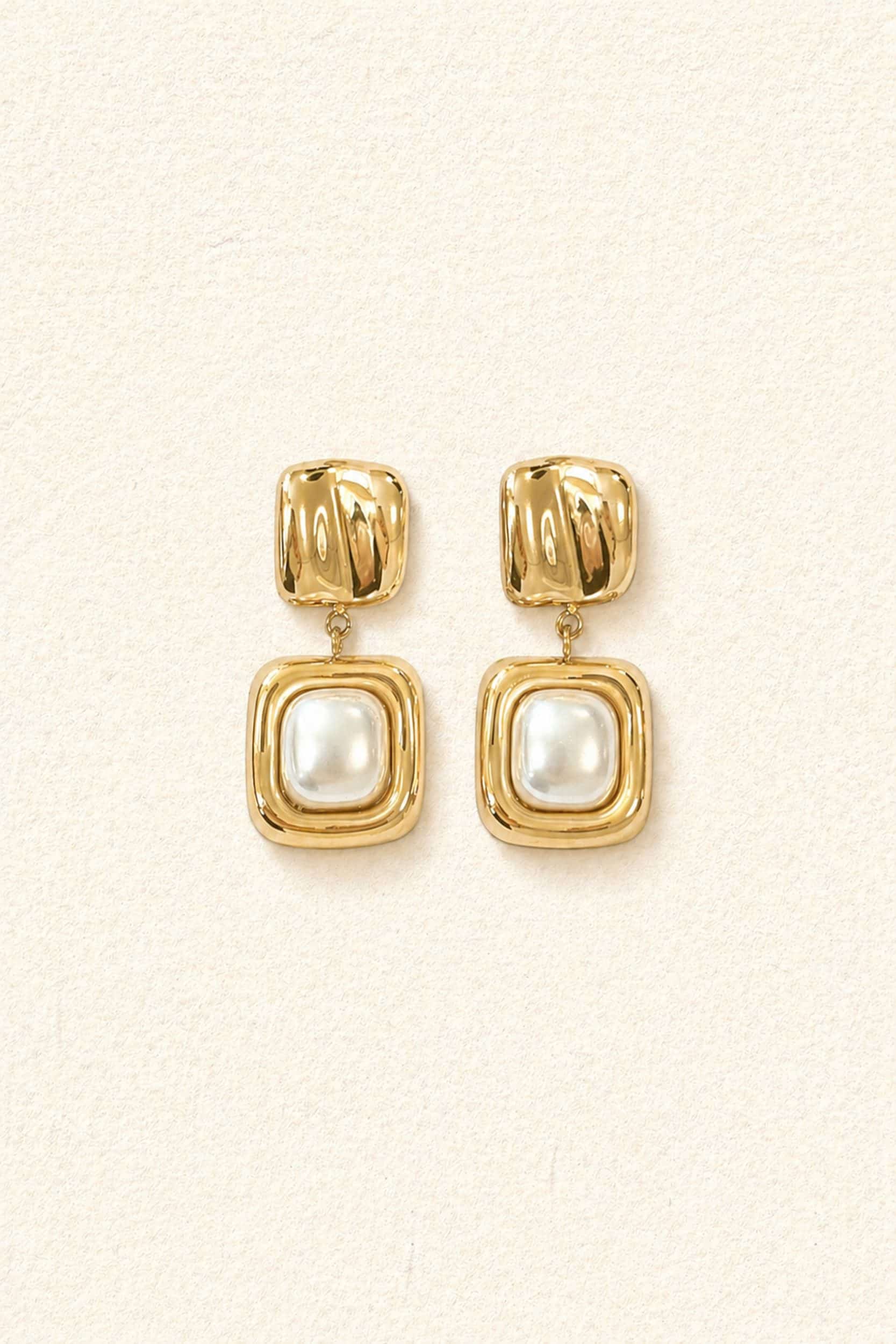 boucles-oreilles-juline-blanches-packshot-sahoma-00001 Boucles d'oreilles femme pendantes aux formes rectangulaires ornées de perles effet nacré - style vintage - acier Inoxydable