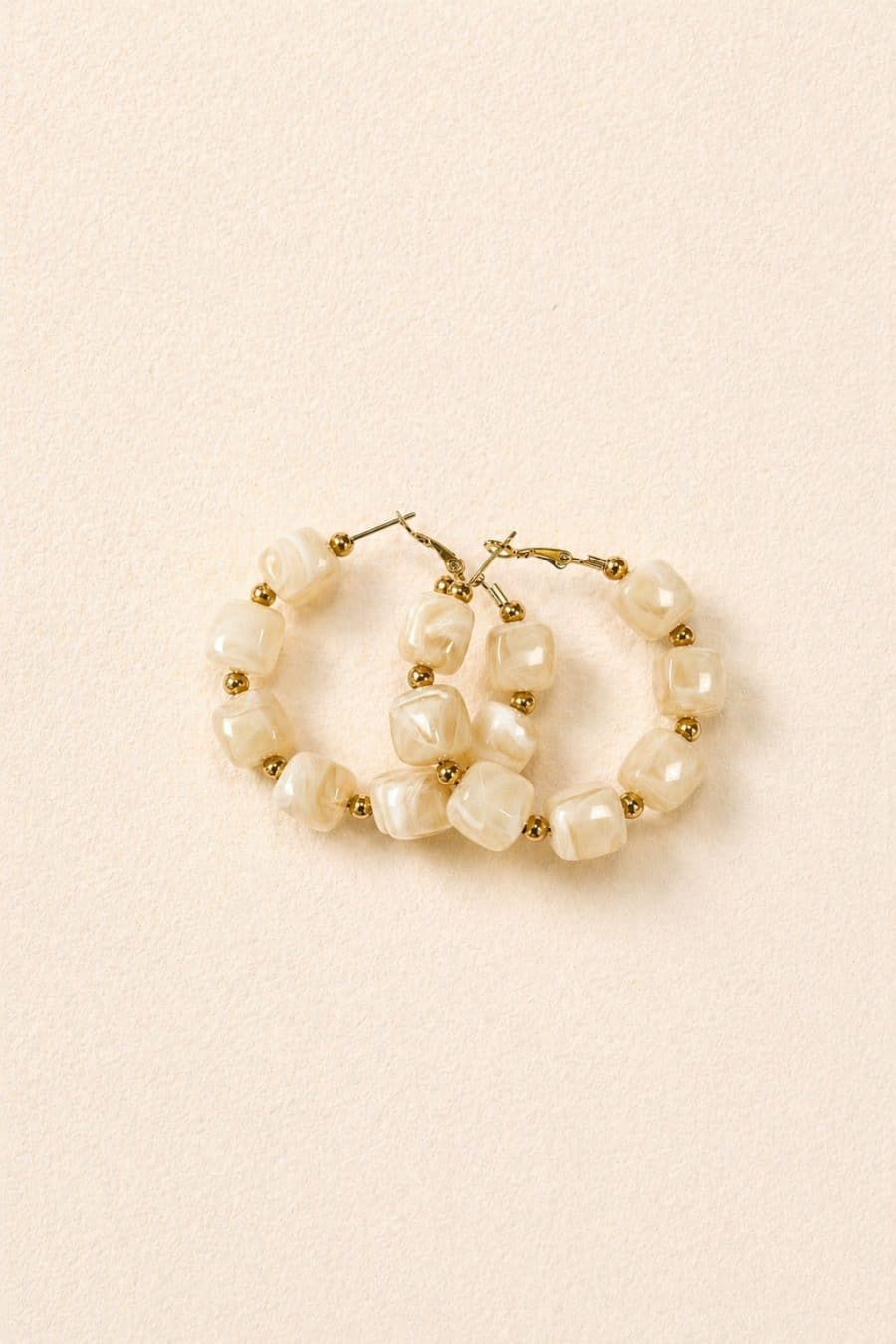 Boucles d'oreilles créoles perles carrées blanches et dorées – Bijou tendance