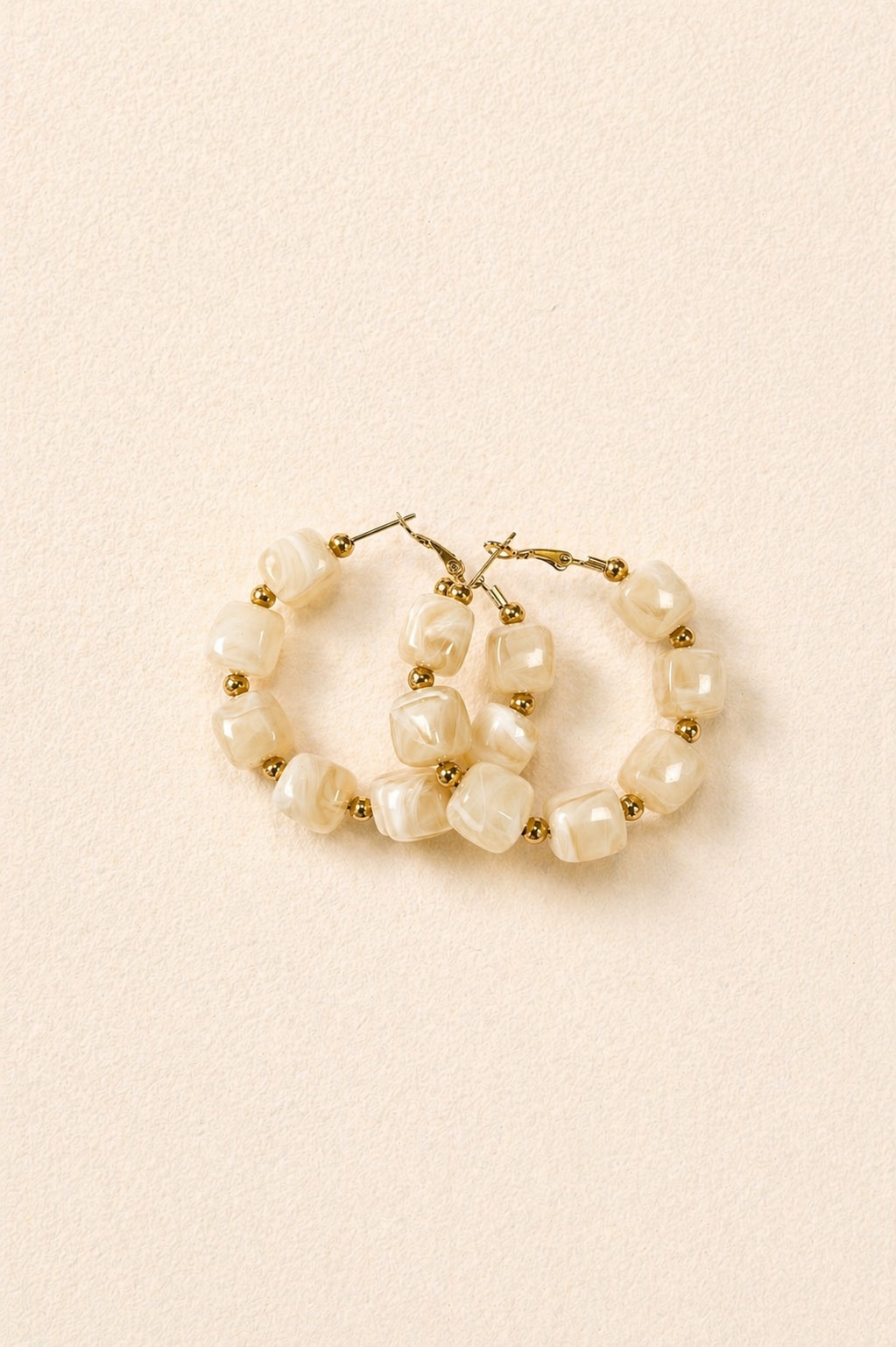 boucles-oreilles-lahyna-blanches-packshot-sahoma-00001 Boucles d'oreilles créoles perles carrées blanches et dorées – Bijou tendance