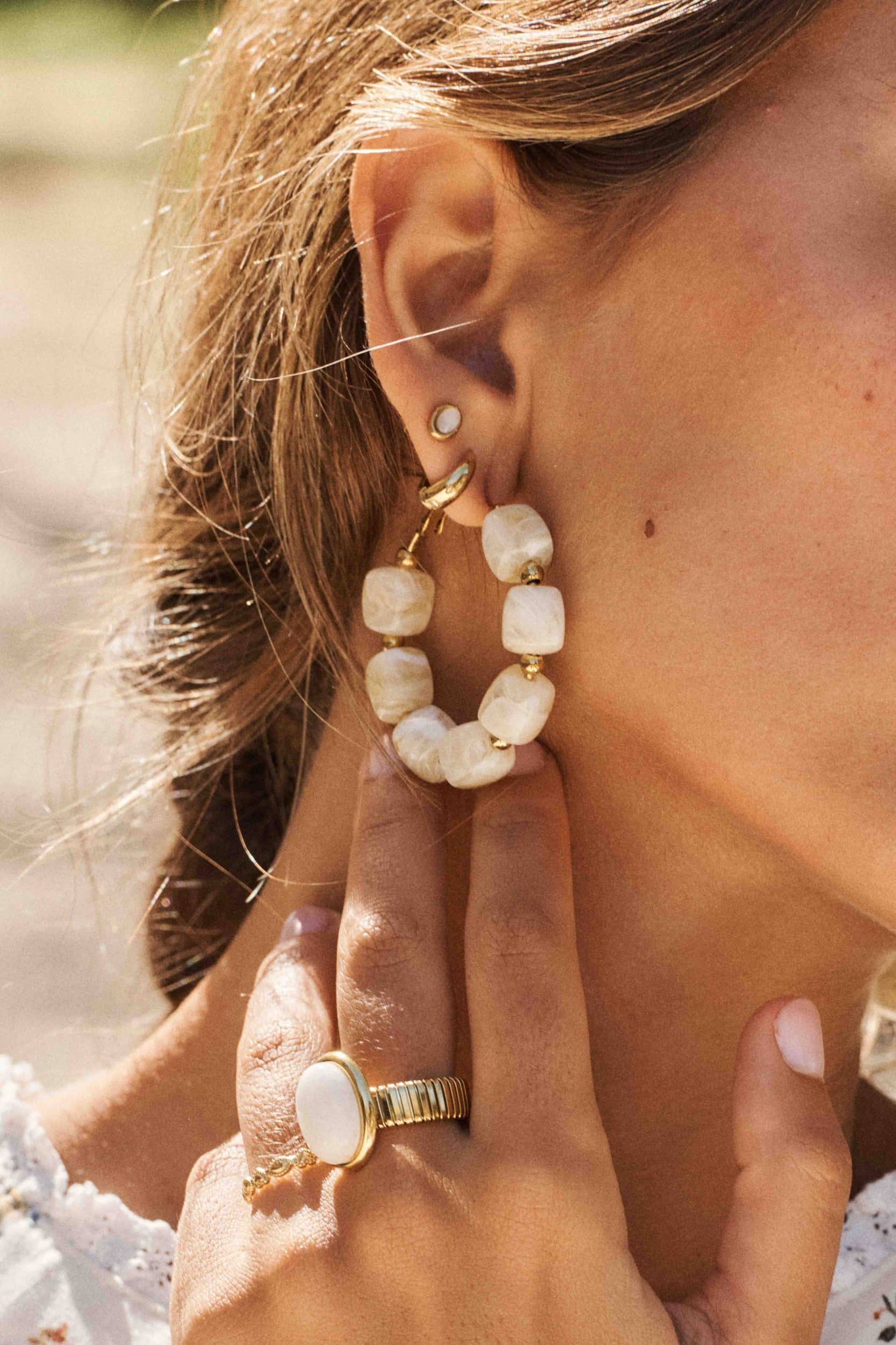 boucles-oreilles-lahyna-blanches-sahoma-00002 Boucles d'oreilles créoles perles carrées blanches et dorées – Bijou tendance