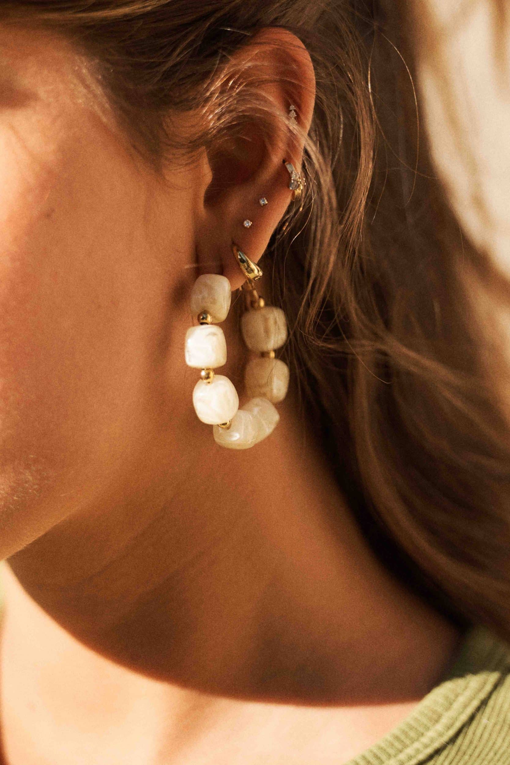 boucles-oreilles-lahyna-blanches-sahoma-00004 Boucles d'oreilles créoles perles carrées blanches et dorées – Bijou tendance