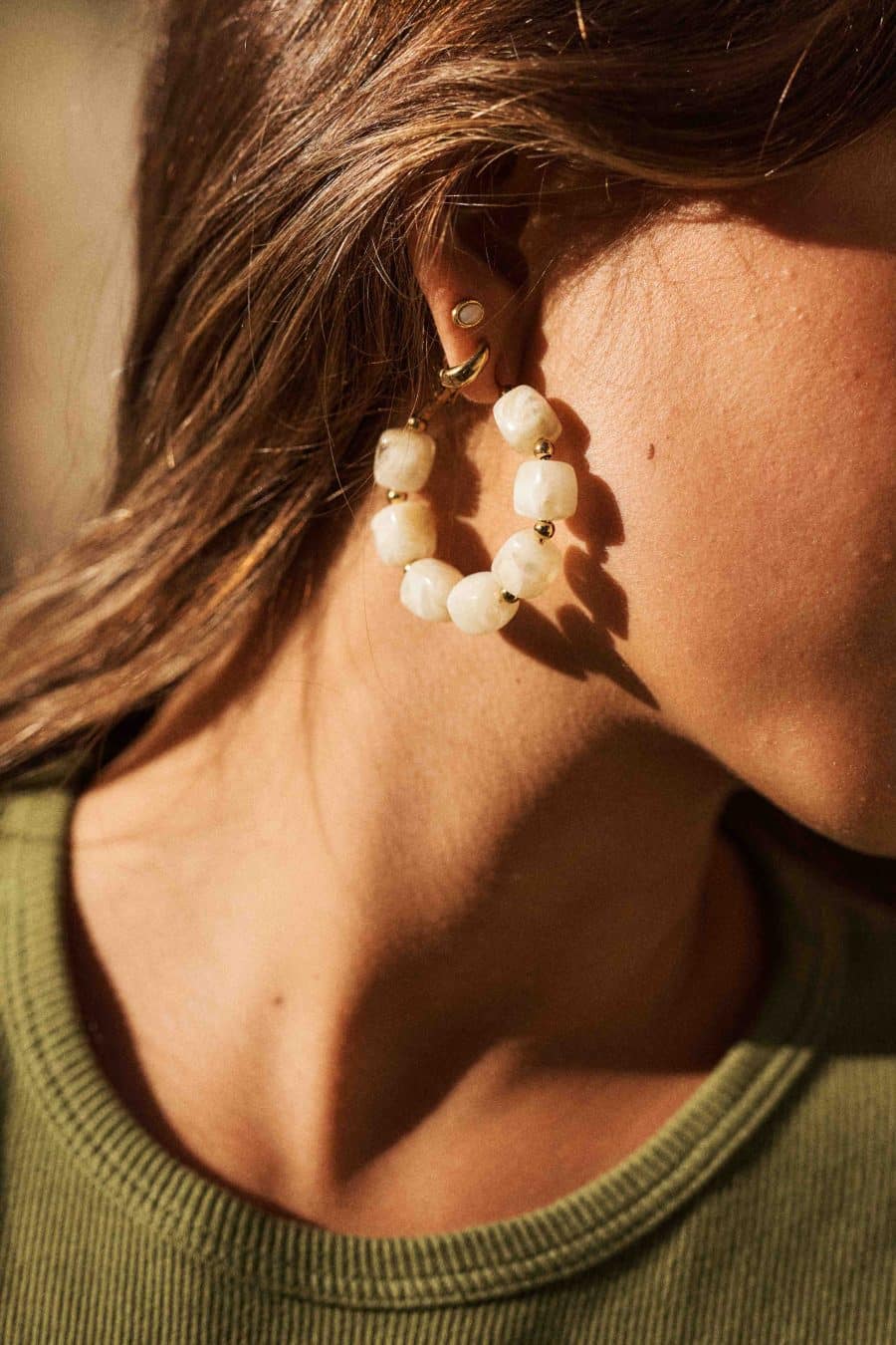 Boucles d'oreilles créoles perles carrées blanches et dorées – Bijou tendance