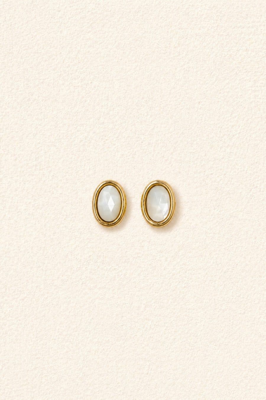 Boucles d’oreilles puces dorées et blanches forme ovale