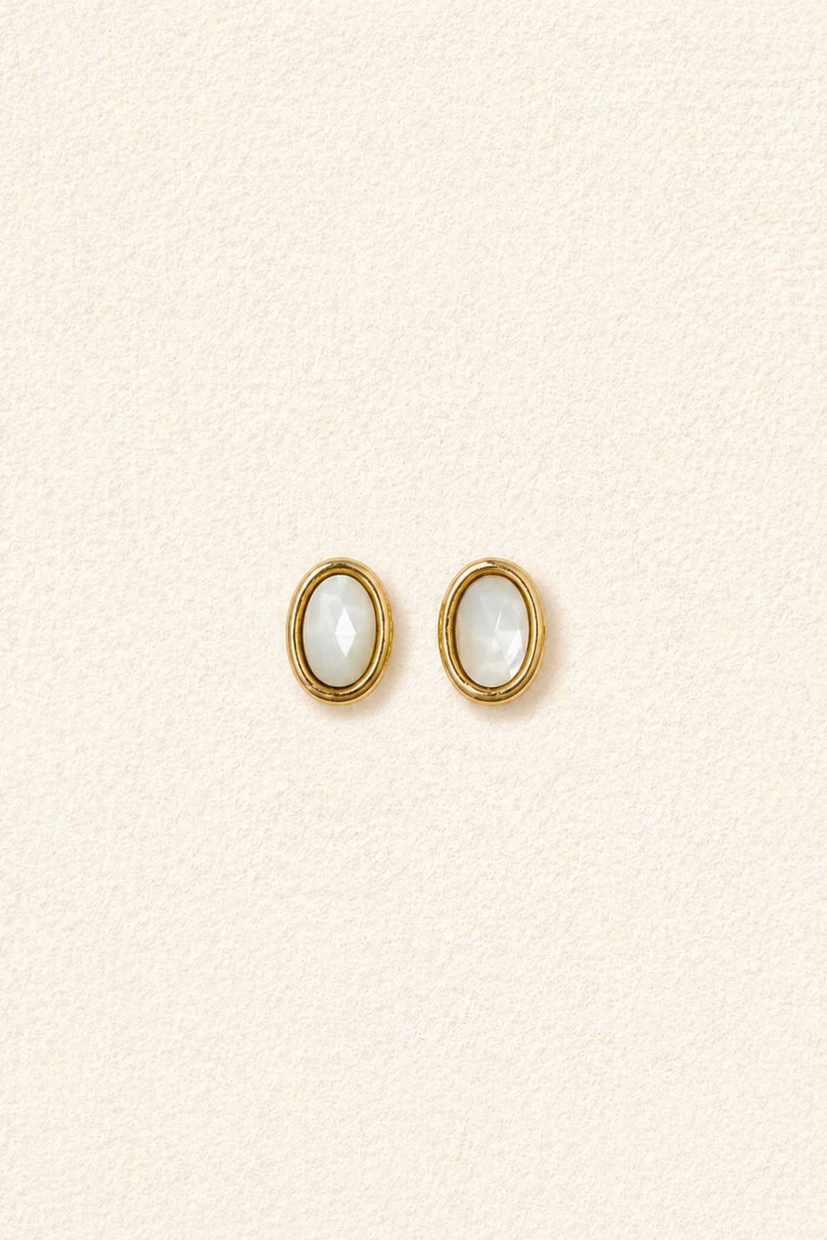 Boucles d’oreilles puces dorées et blanches forme ovale