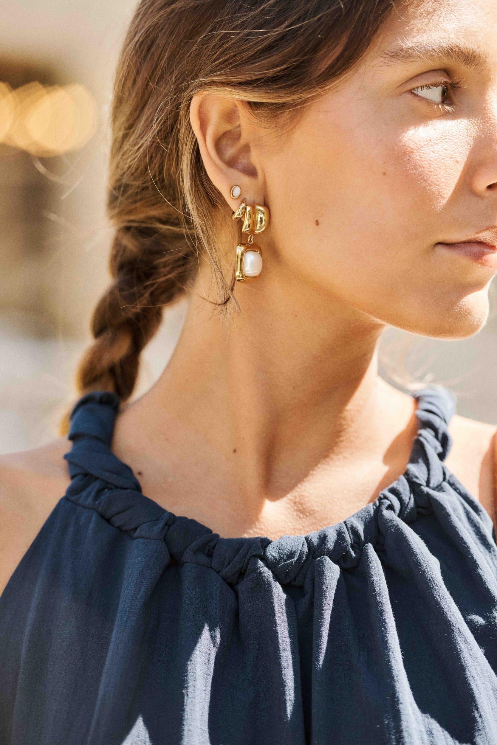 boucles-oreilles-oana-blanches-sahoma-00001 Boucles d’oreilles puces dorées et blanches forme ovale